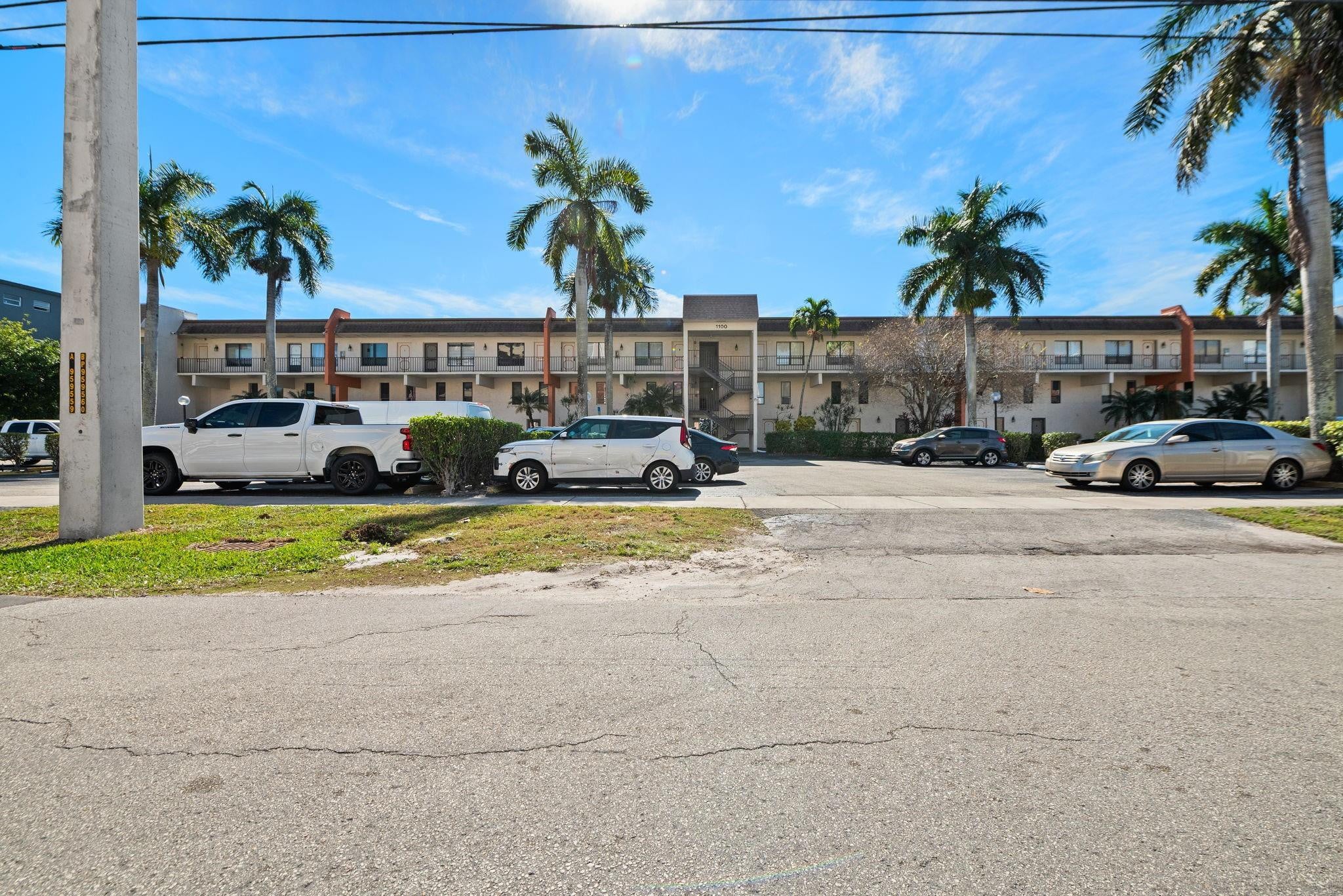 2BR – Townhouse at 1100 Crystal Lake Drive #105