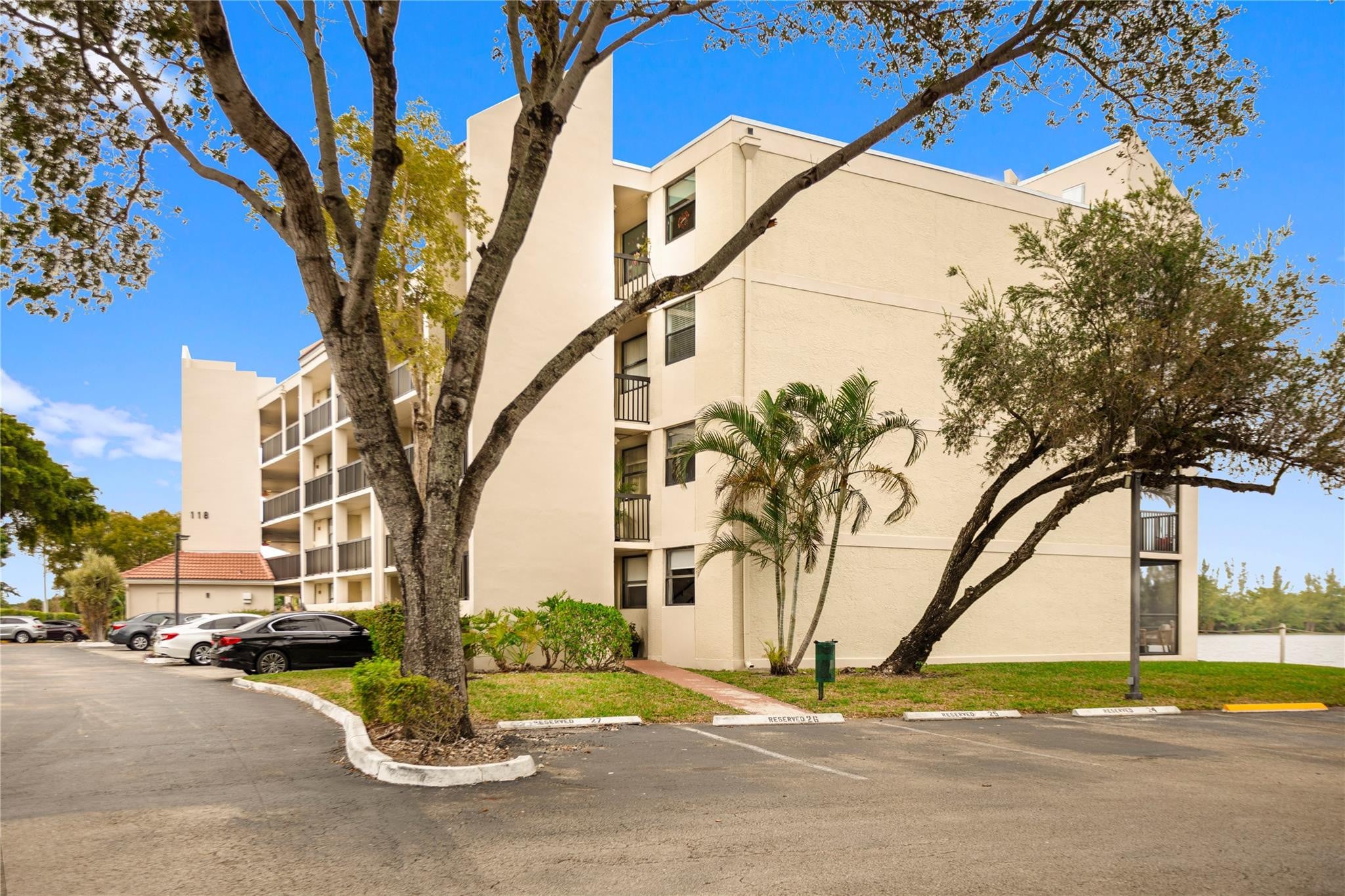 2BR – Condominium at 118 Lake Emerald Drive