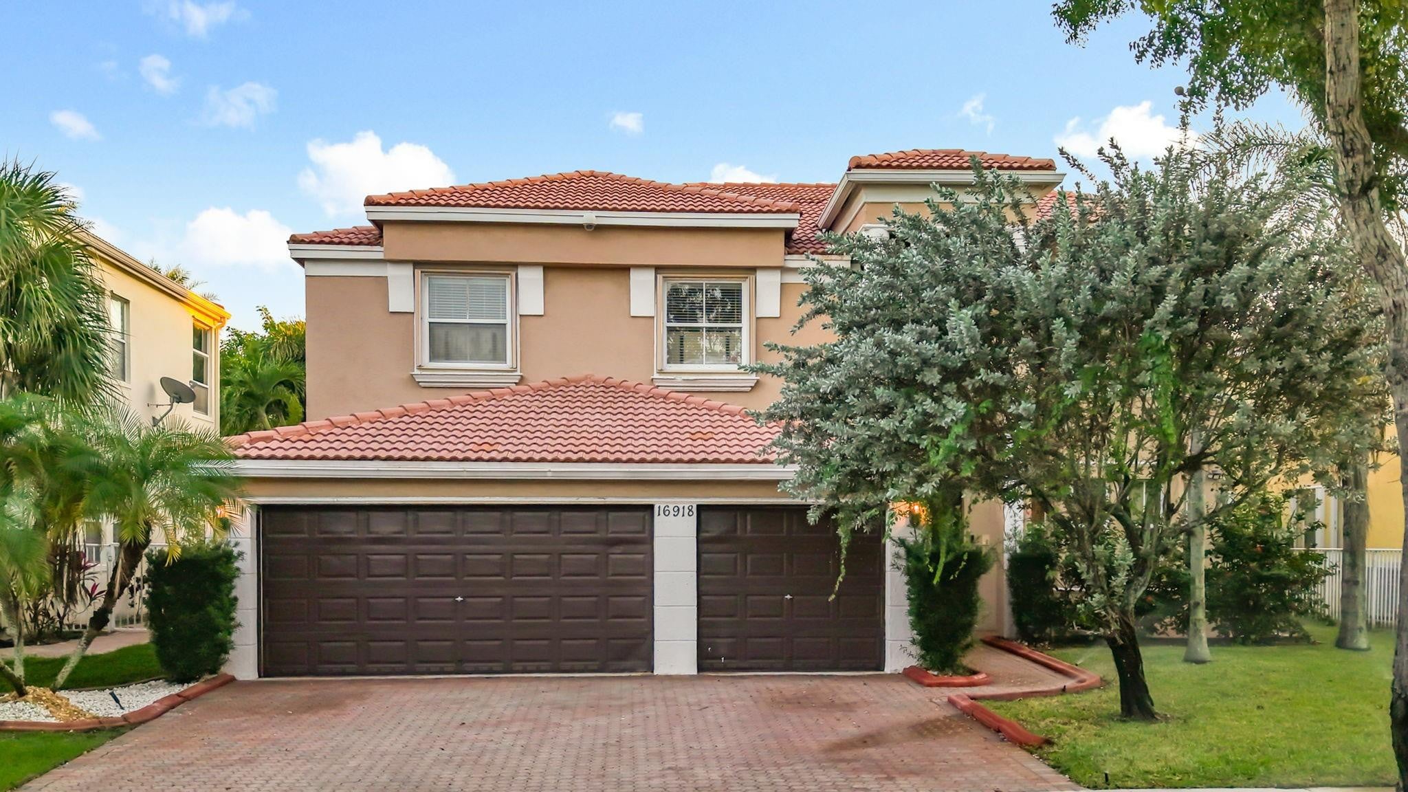 5BR – SingleFamilyResidence at 16918 SW 16th Street