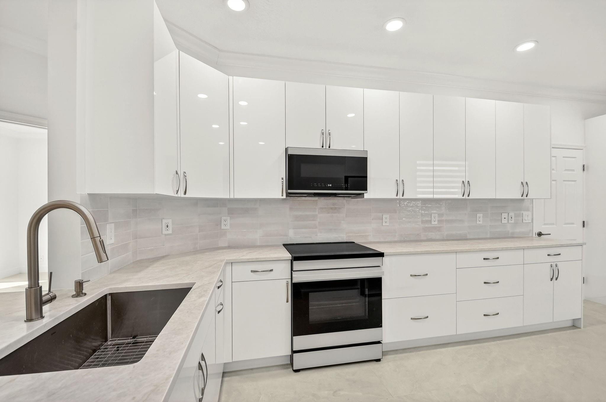 3BR – RES at 10664 Royal Caribbean Circle #10664