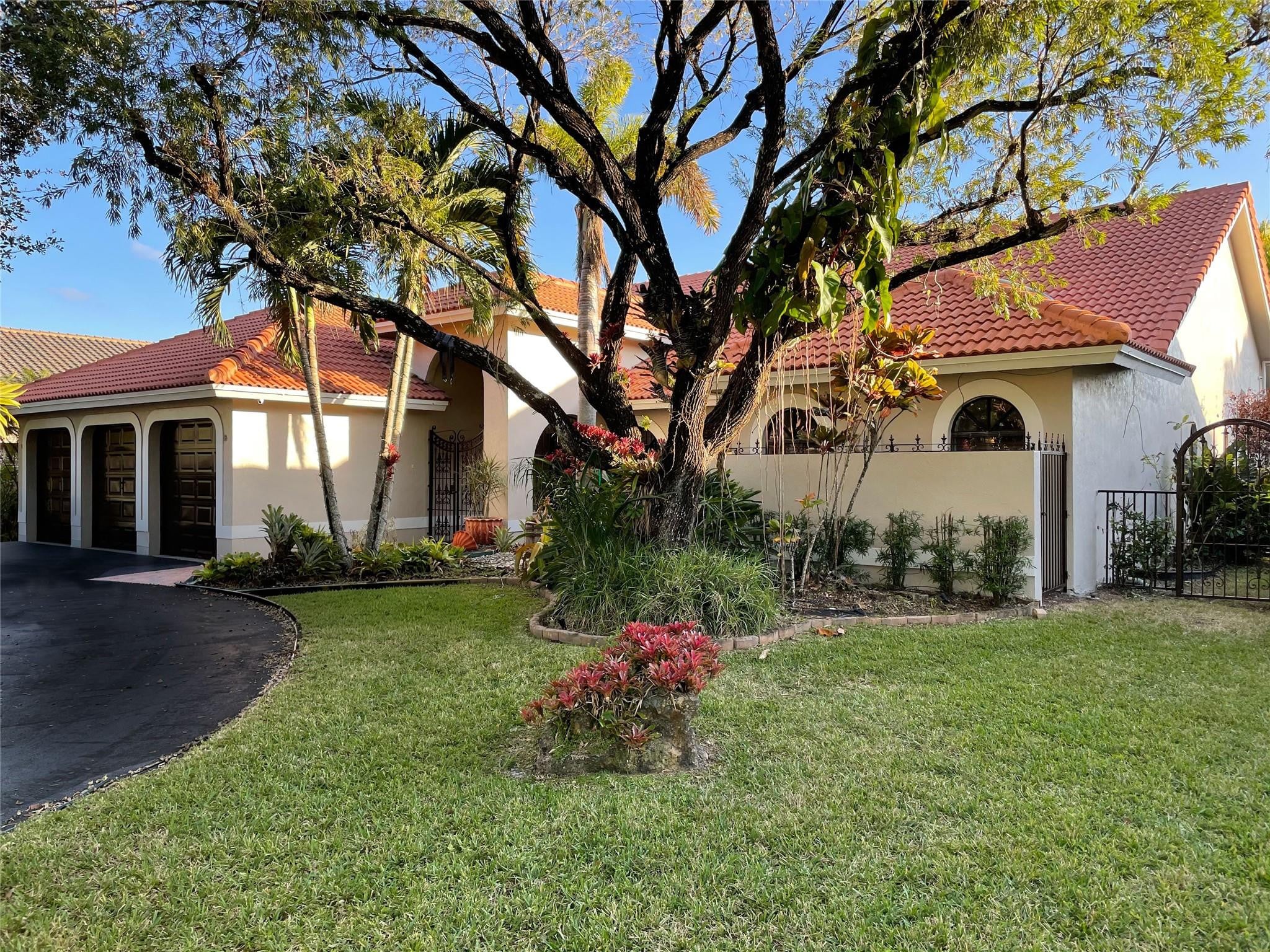 5BR – SingleFamilyResidence at 8472 NW 52nd Place