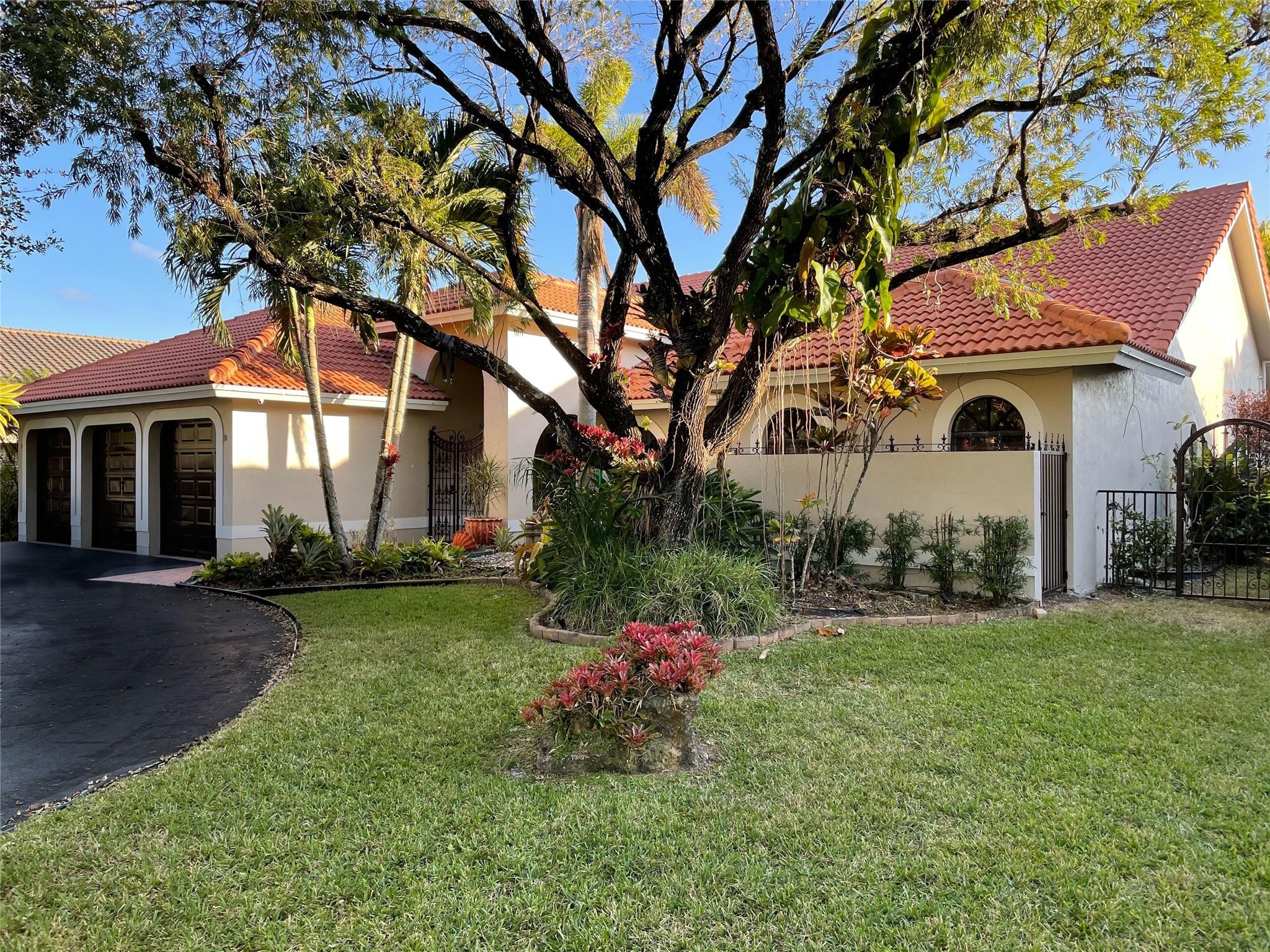 5BR – SingleFamilyResidence at 8472 NW 52nd Place