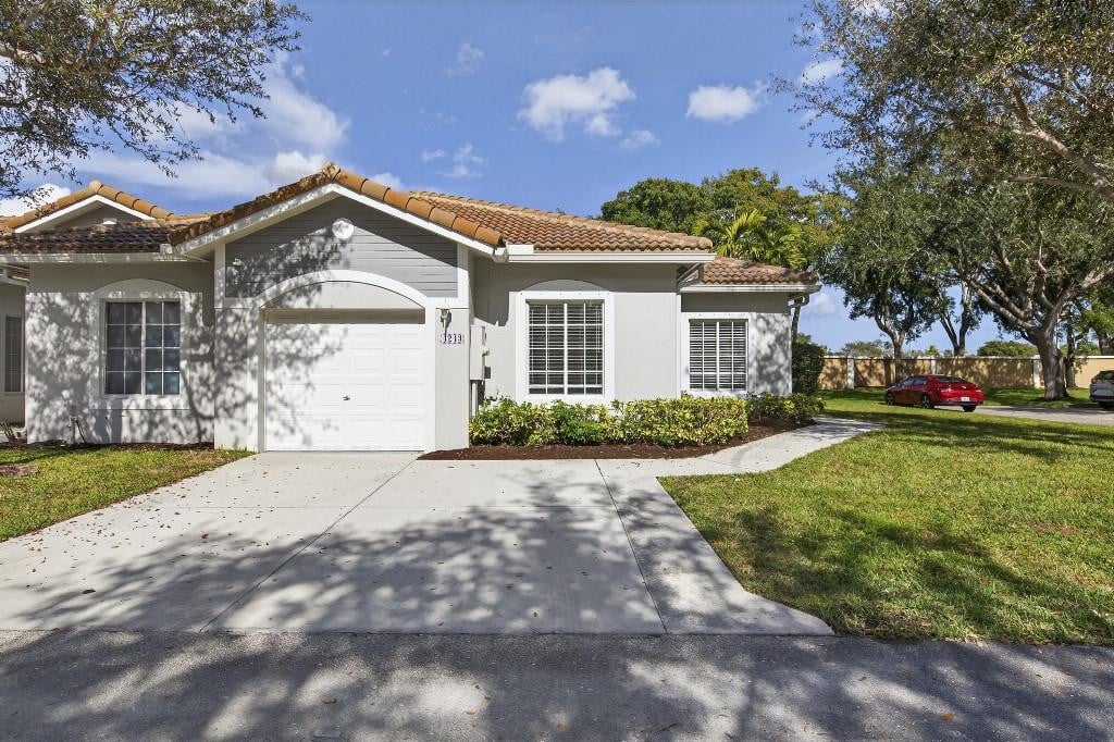 3BR – SingleFamilyResidence at 4243 SW 10th Court