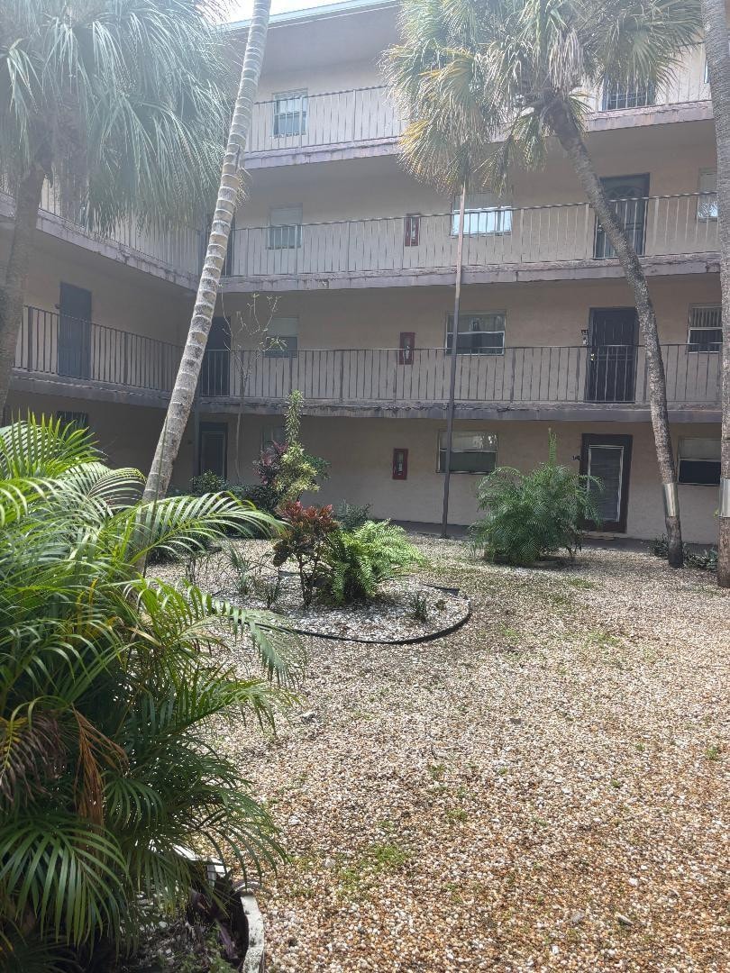 1BR – Condominium at 2840 Somerset Drive #206