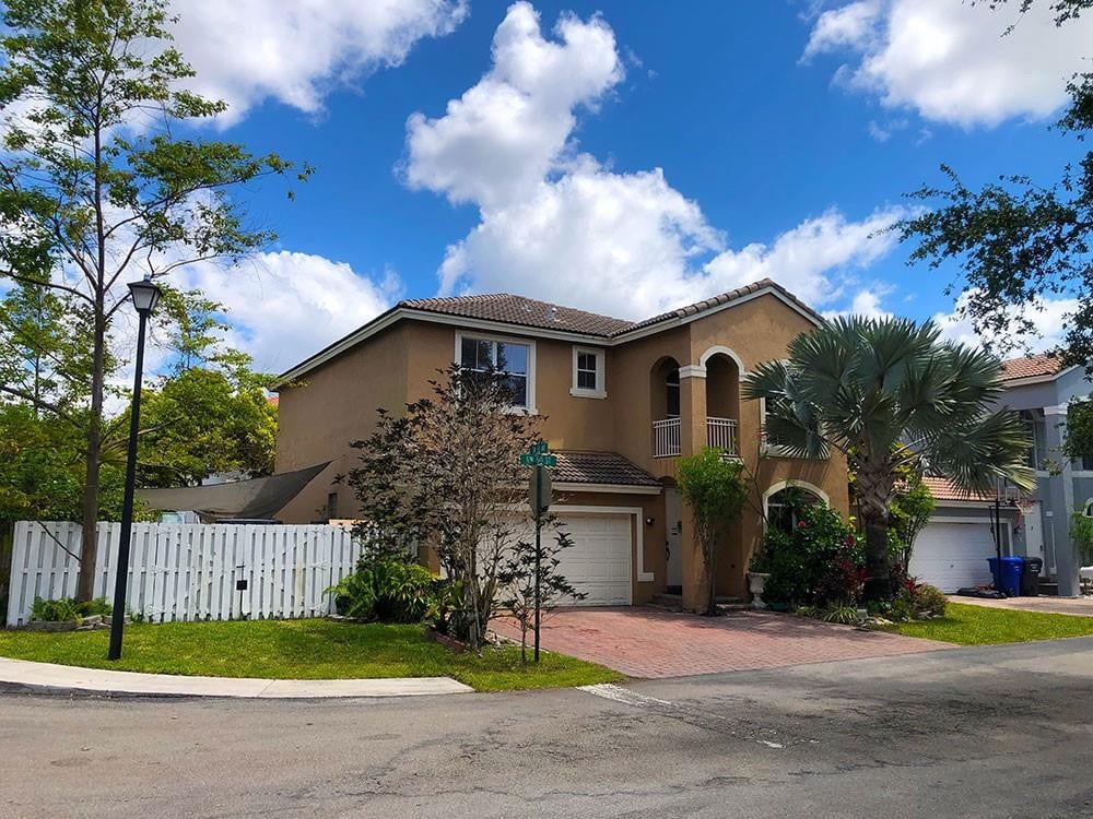 4BR – SingleFamilyResidence at 3775 SW 50th Street