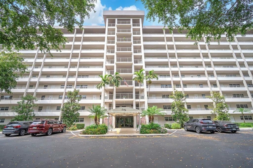 2BR – Condominium at 605 Oaks Drive #907
