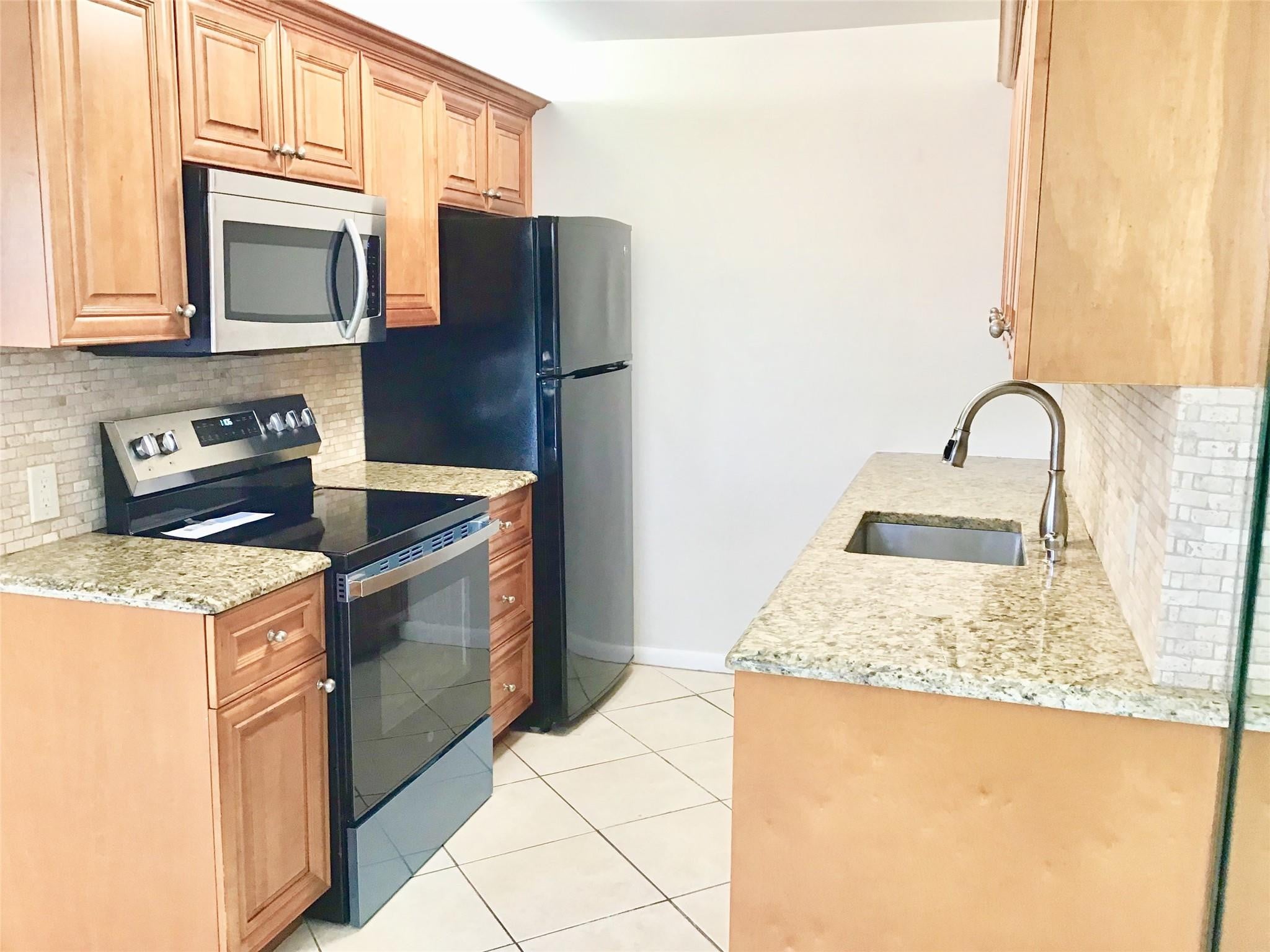 2BR – Condominium at 2035 Exeter B #2035