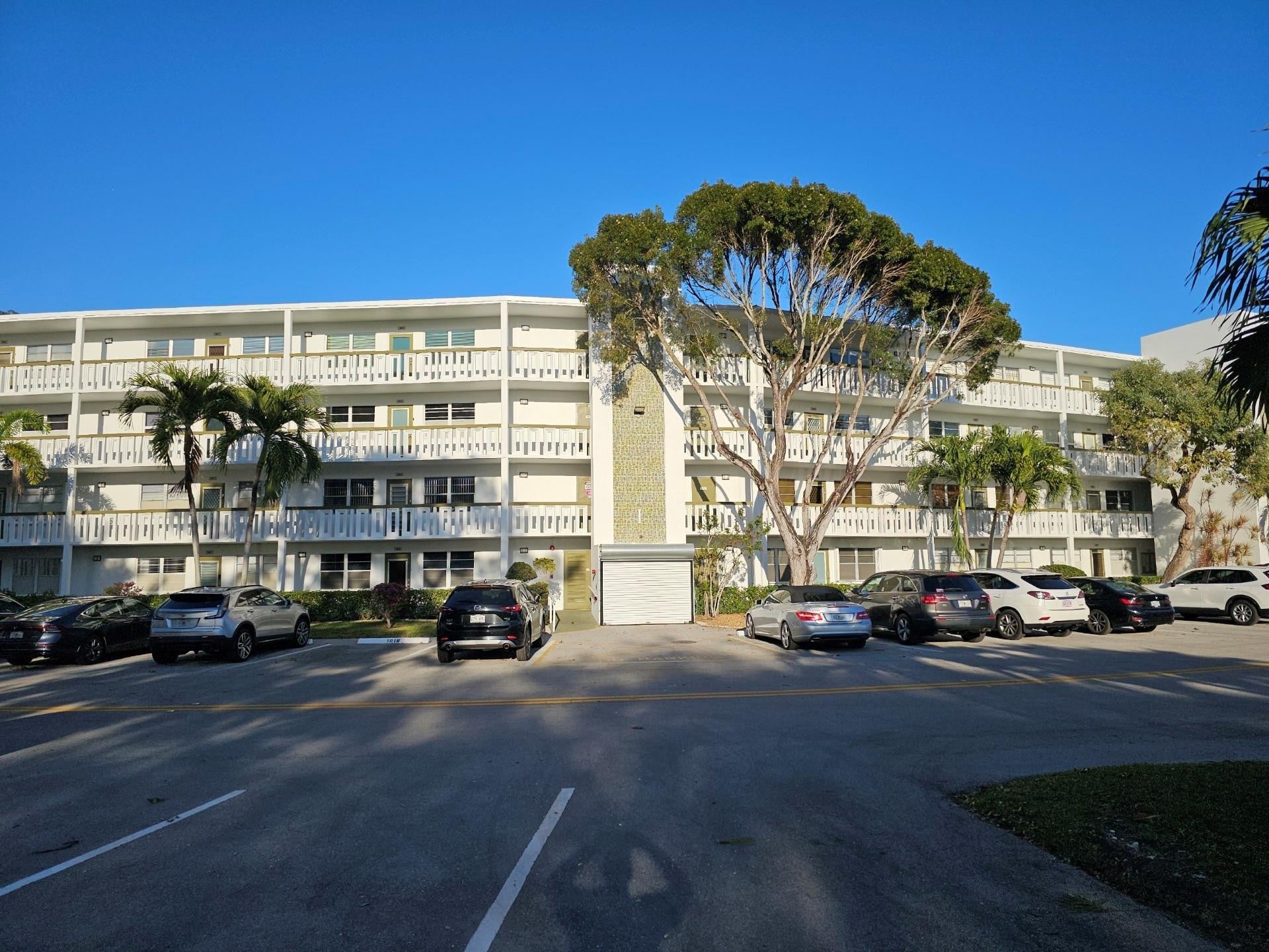 2BR – Condominium at 4015 Lyndhurst I #4015