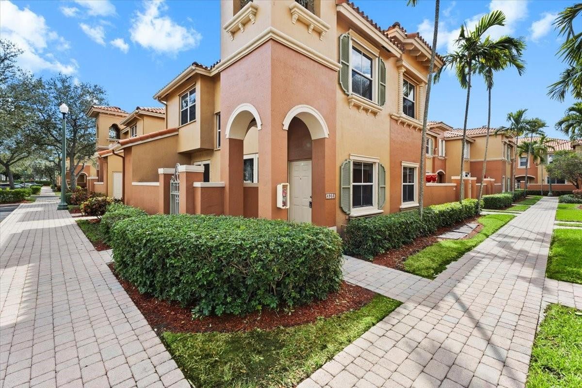 3BR – Townhouse at 4903 Schooner Drive #5206