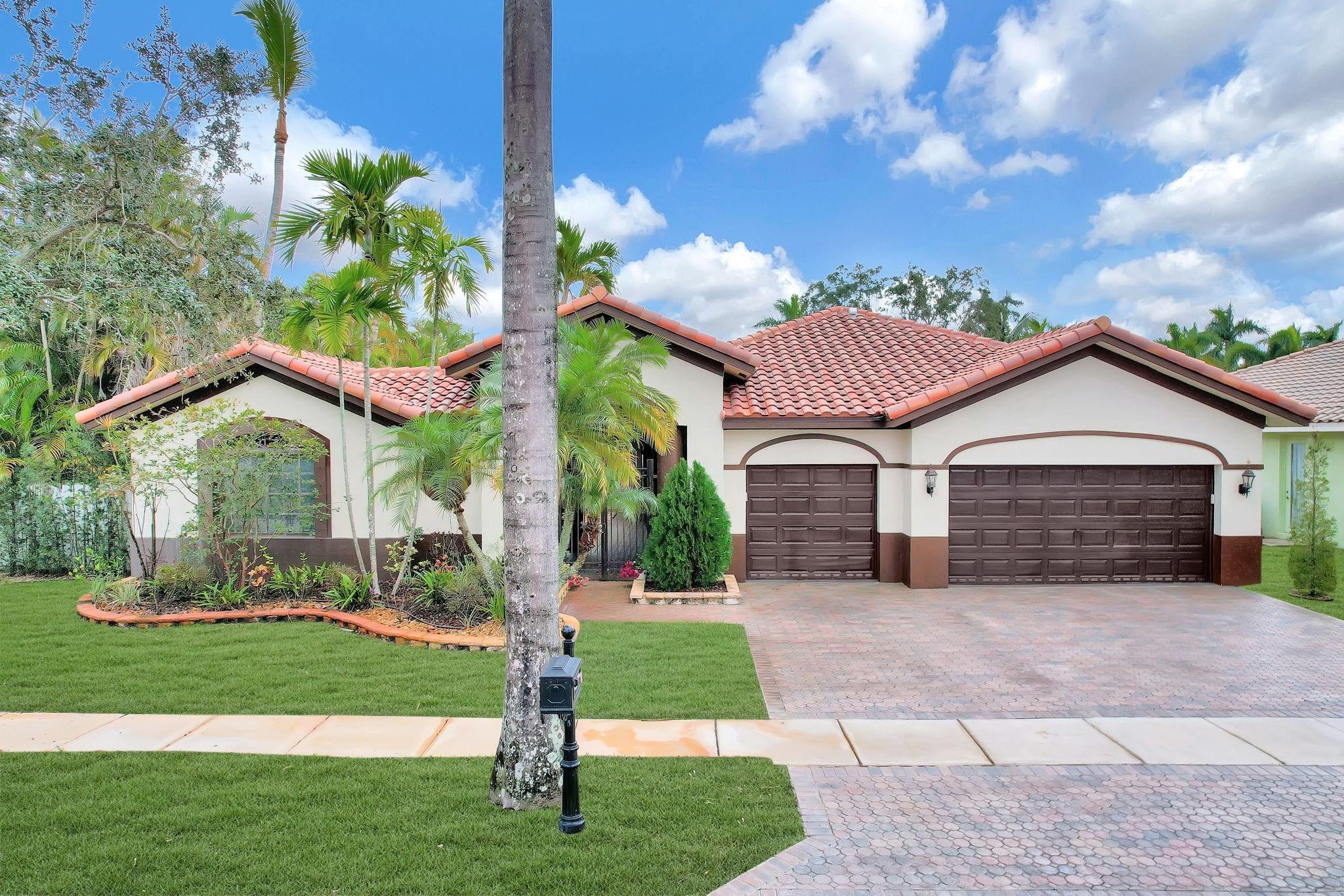 4BR – SingleFamilyResidence at 14520 SW 37th Street