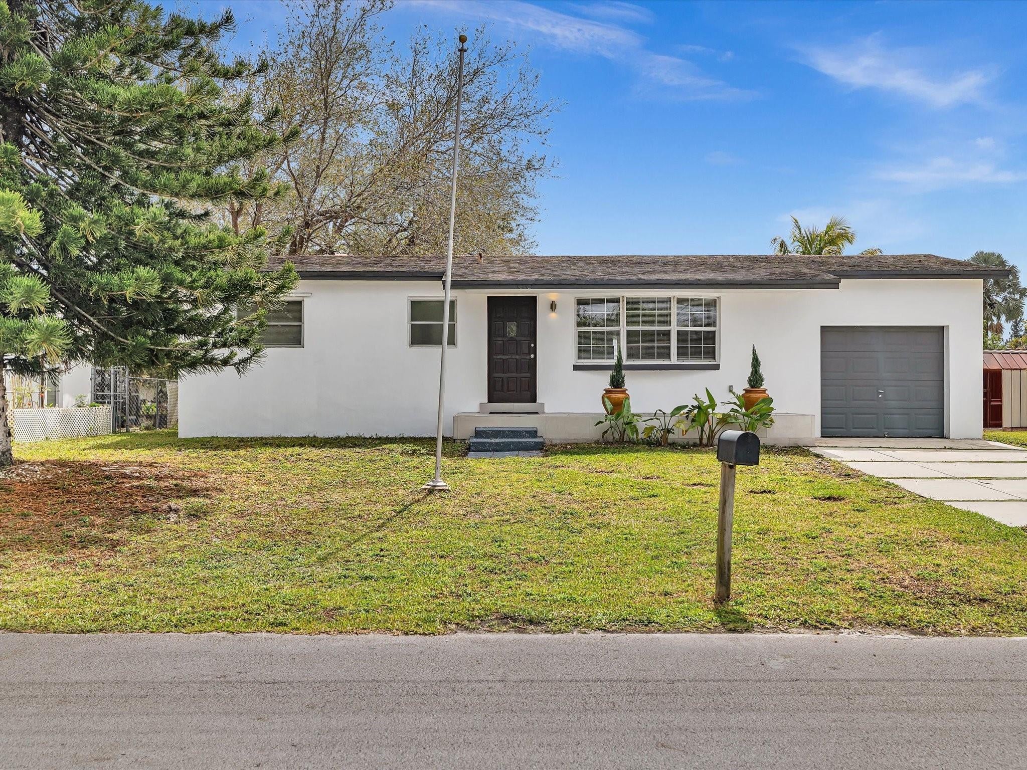 3BR – SingleFamilyResidence at 5710 SW 54th Court
