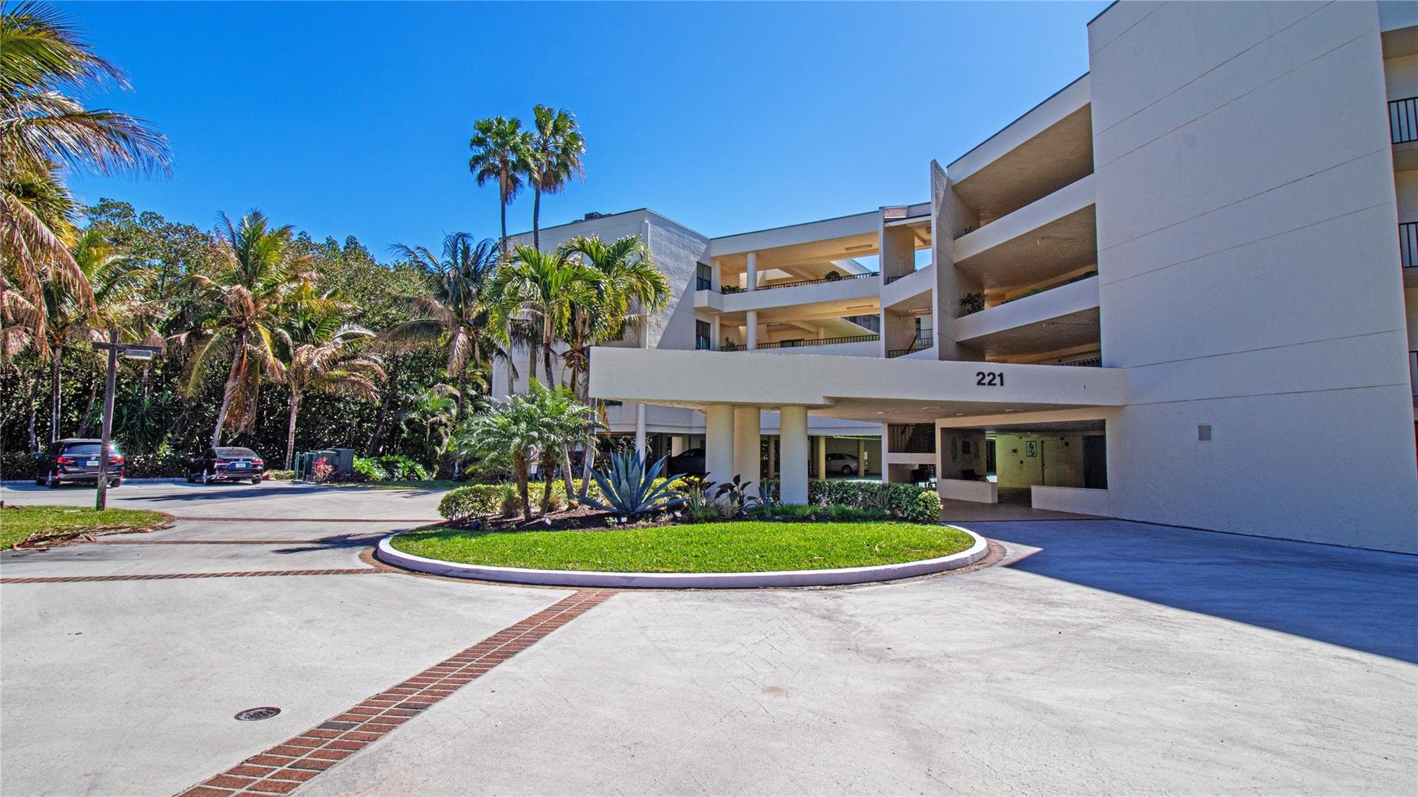 2BR – Condominium at 221 NE Plantation Road #213
