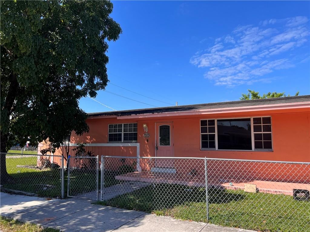 4BR – SingleFamilyResidence at 5201 SW 19th Street