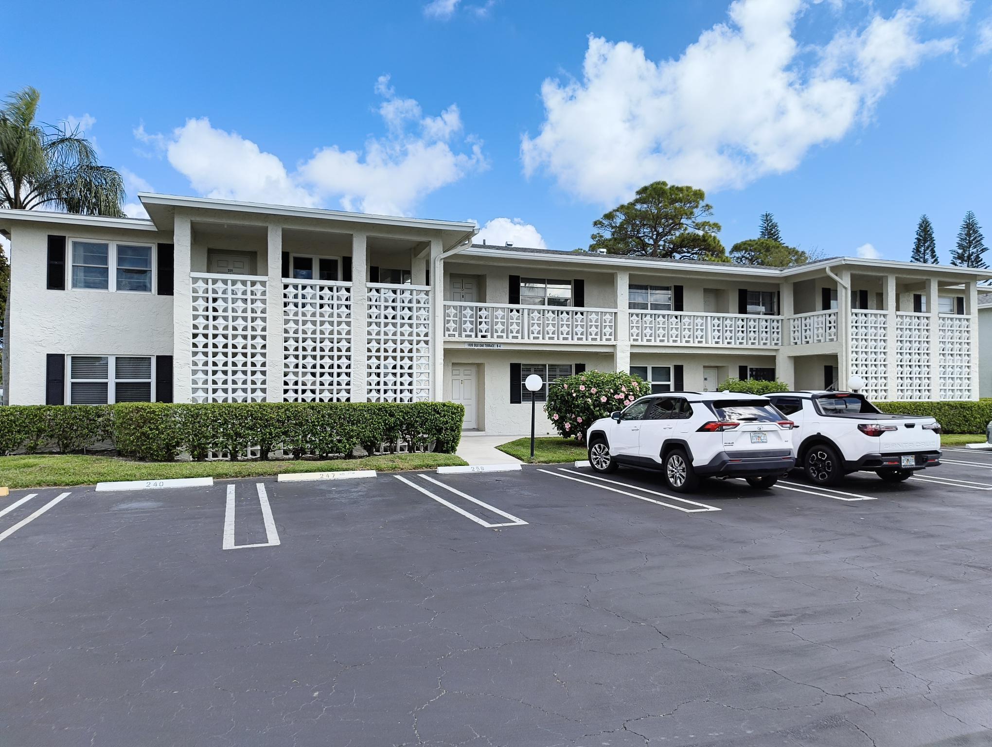 2BR – Condominium at 1020 Silk Oak Terrace #102
