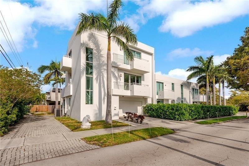 3BR – SingleFamilyResidence at 561 NE 15th Avenue