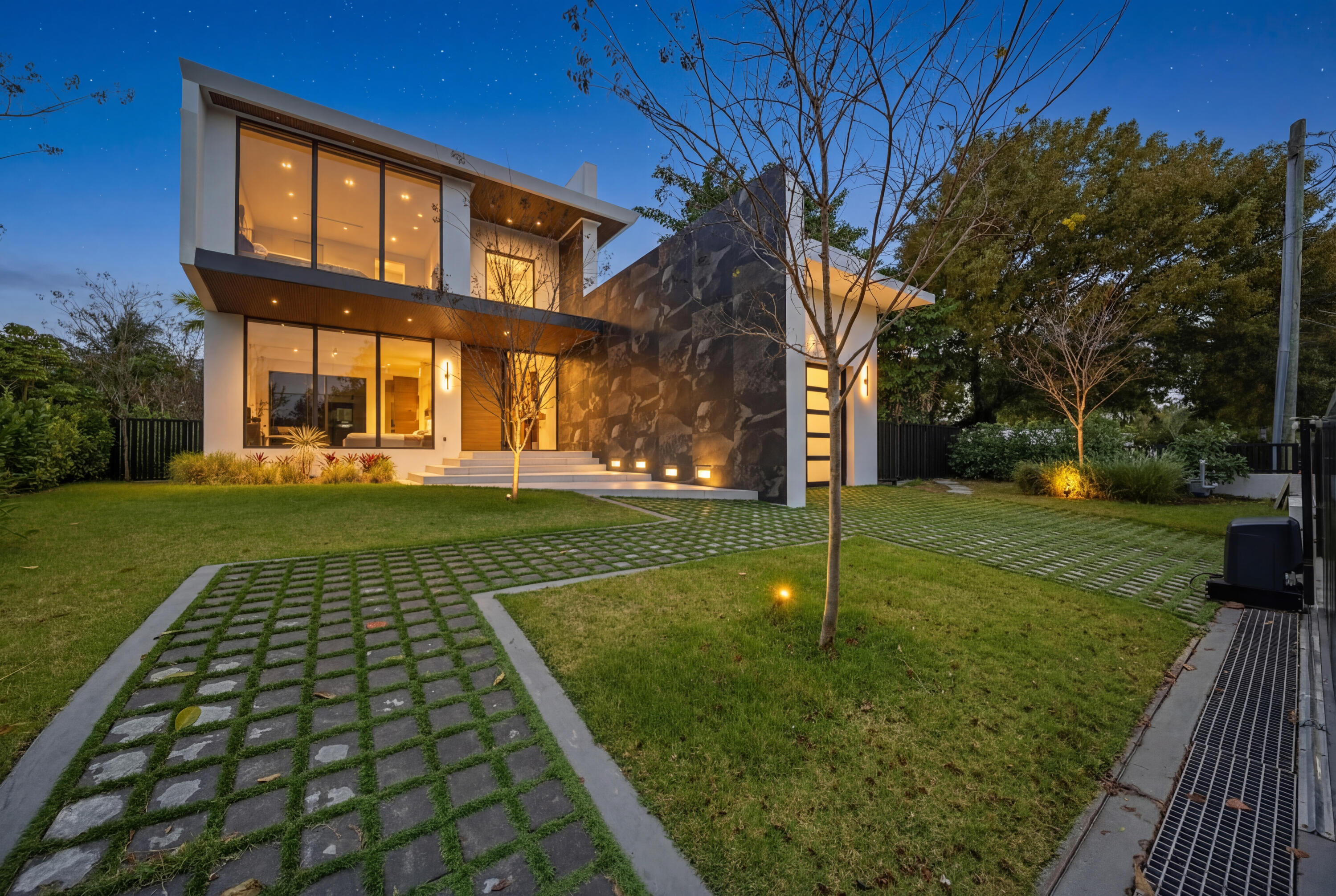 5BR – SingleFamilyResidence at 930 S Shore Drive