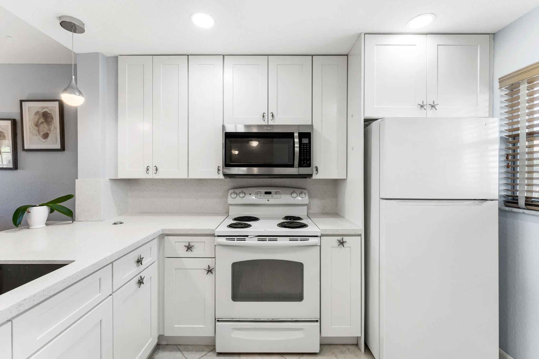 1BR – Condominium at 3654 Via Poinciana #504