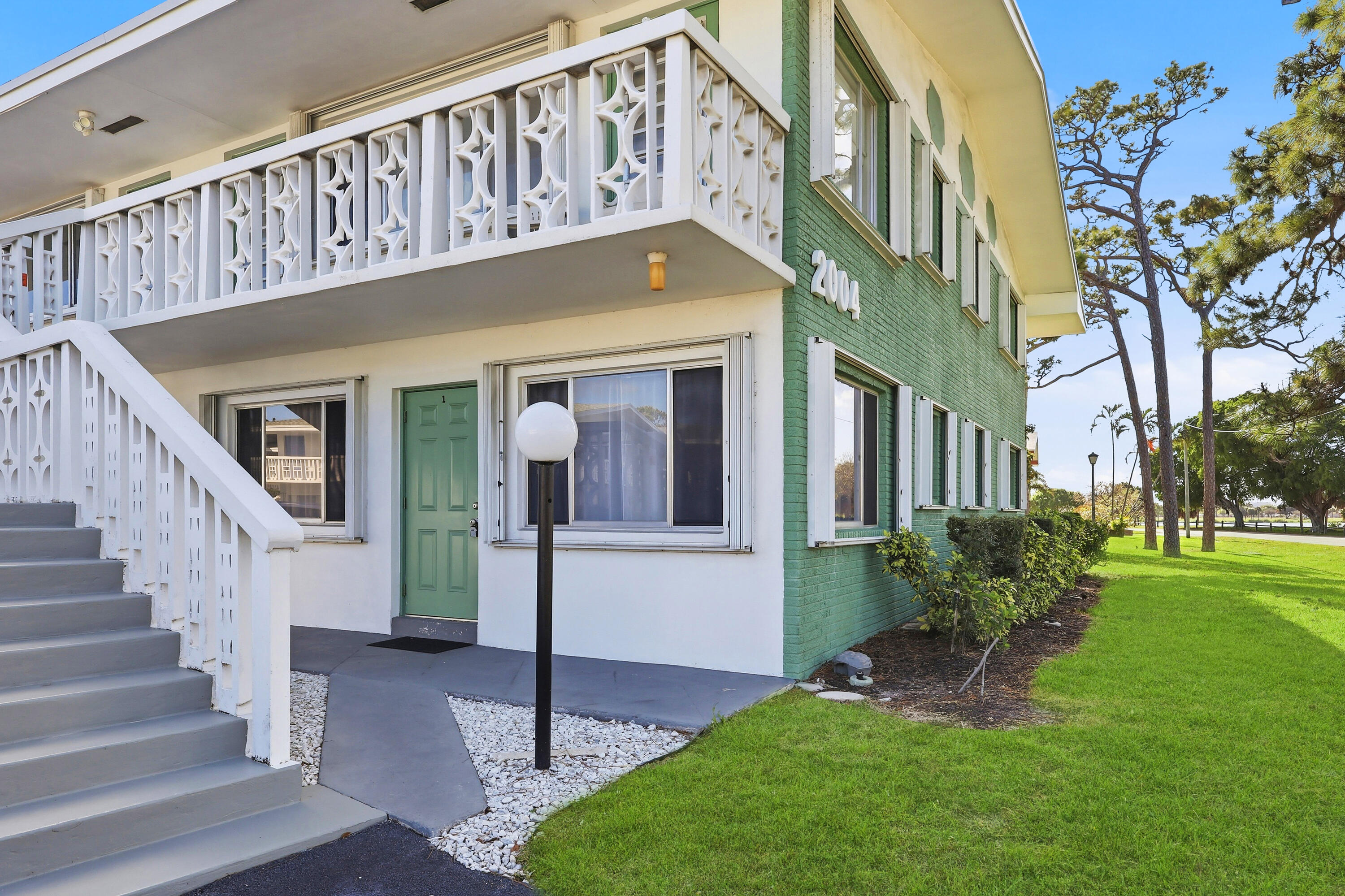 2BR – Condominium at 2004 Lake Osborne Drive #1
