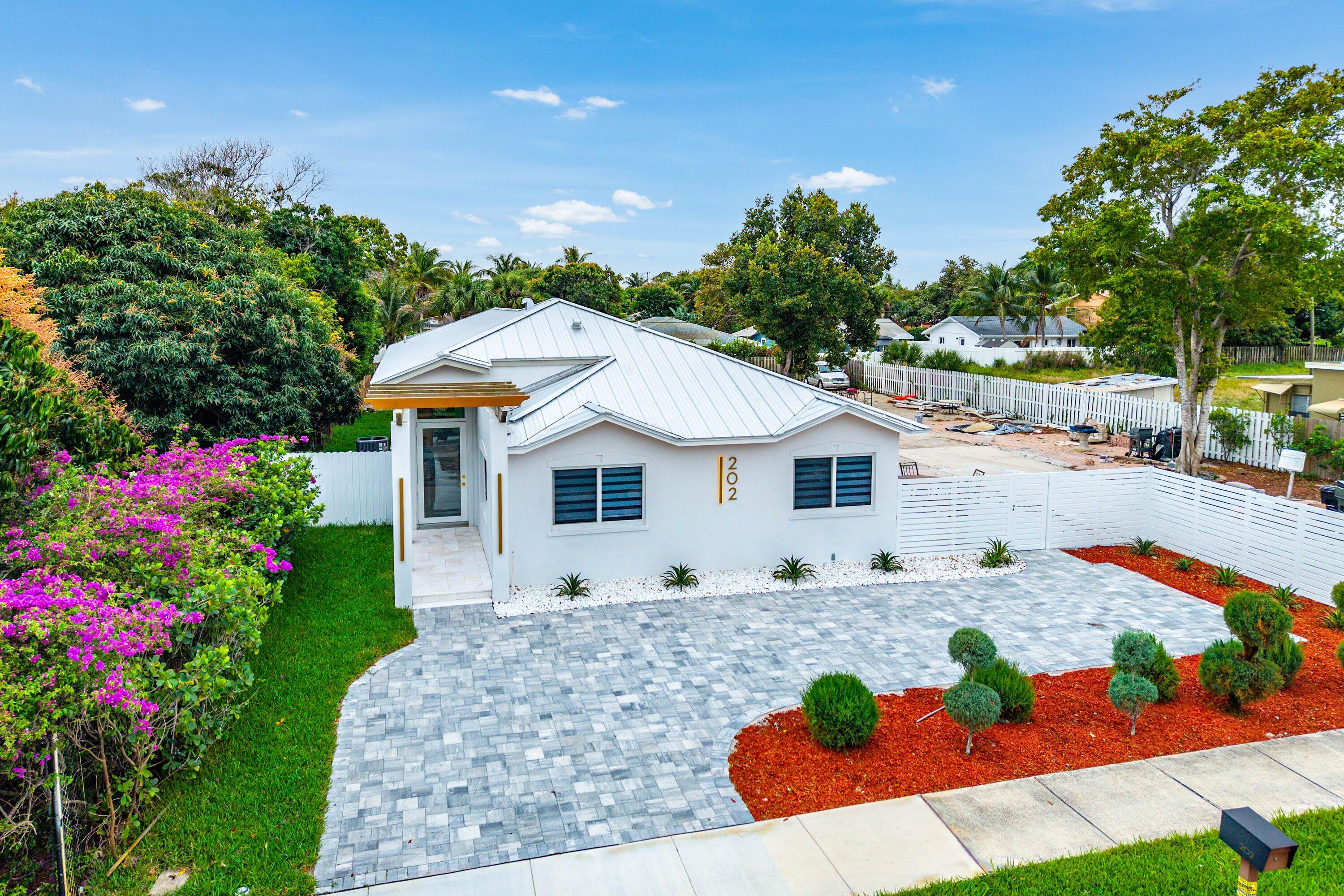 3BR – SingleFamilyResidence at 202 SE 4th Street