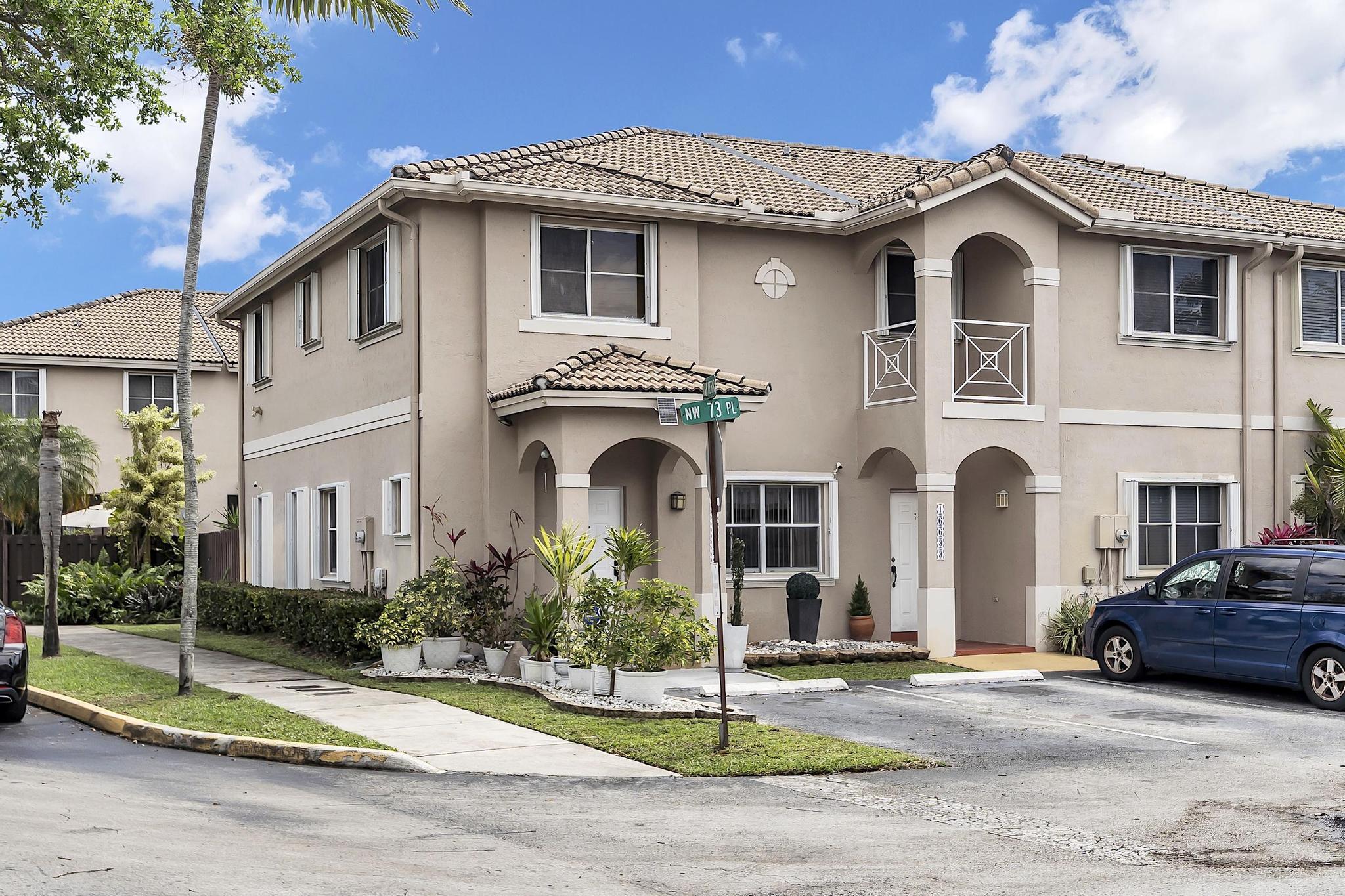 3BR – Townhouse at 16637 NW 73rd Place