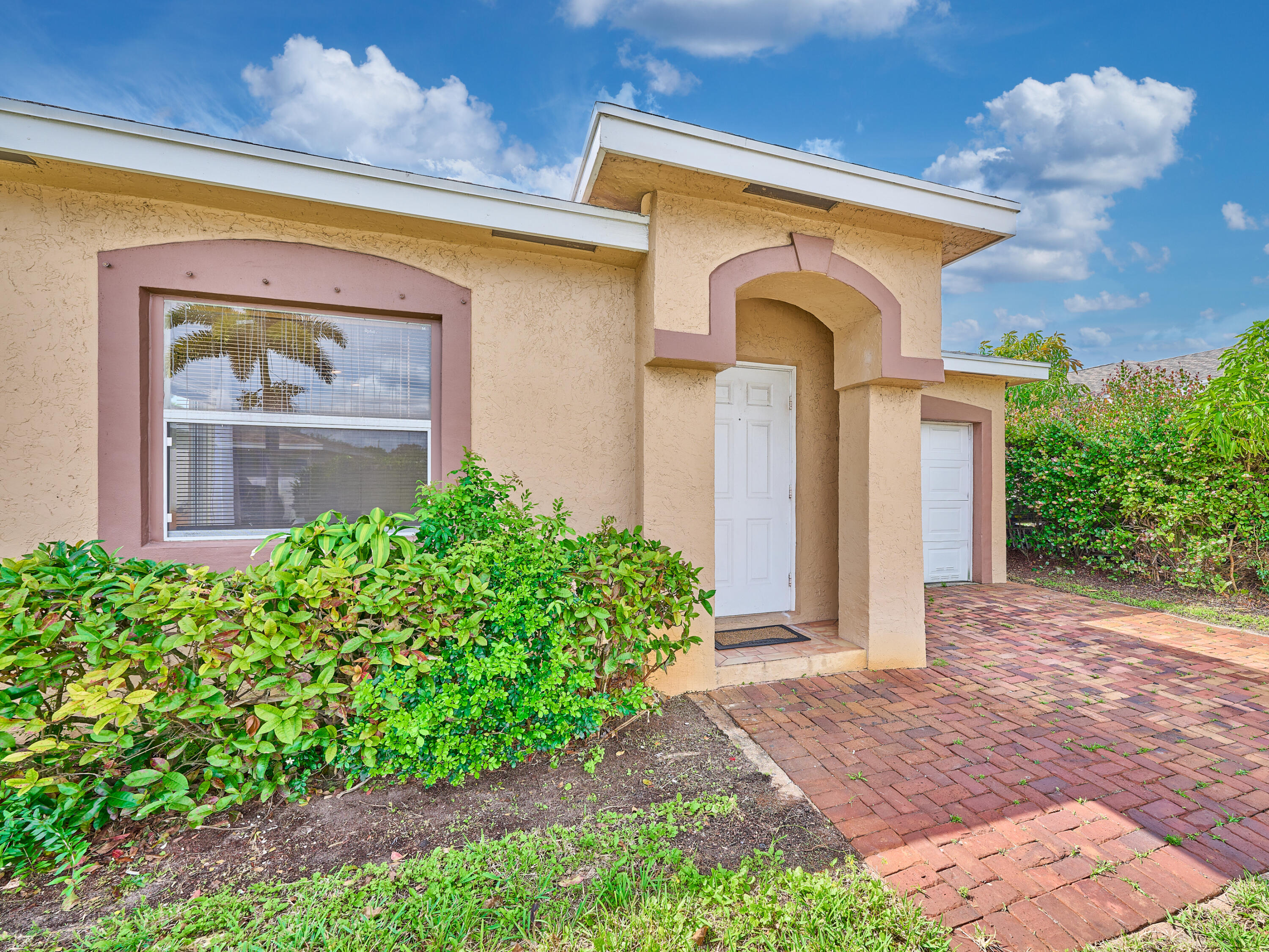 3BR – SingleFamilyResidence at 556 E Ridge Cir Circle N