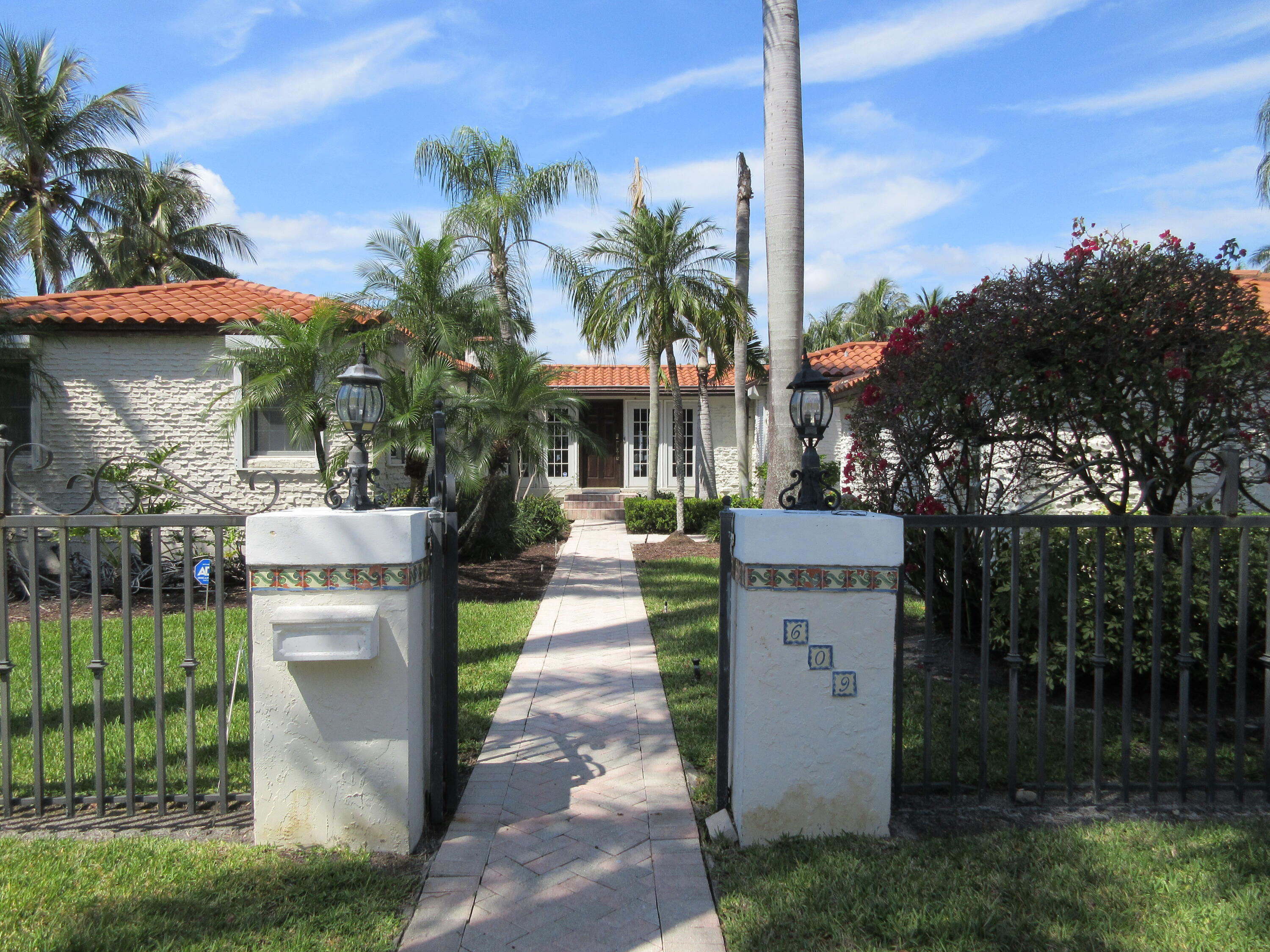 4BR – SingleFamilyResidence at 609 Isle Of Palms Drive
