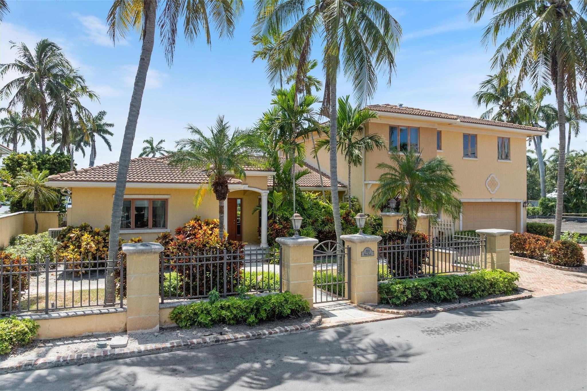 5BR – SingleFamilyResidence at 703 Royal Plaza Drive