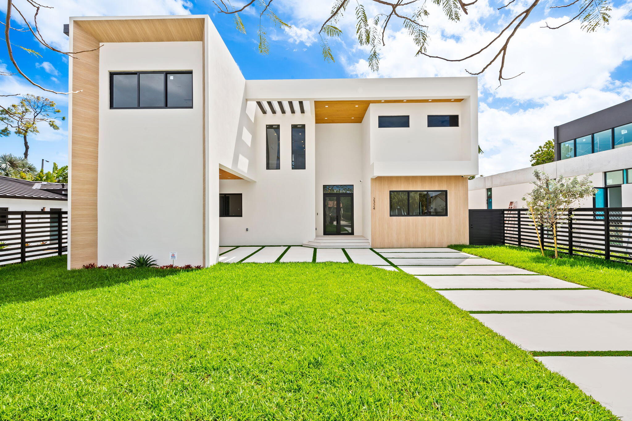 5BR – SingleFamilyResidence at 2324 SW 26th Street