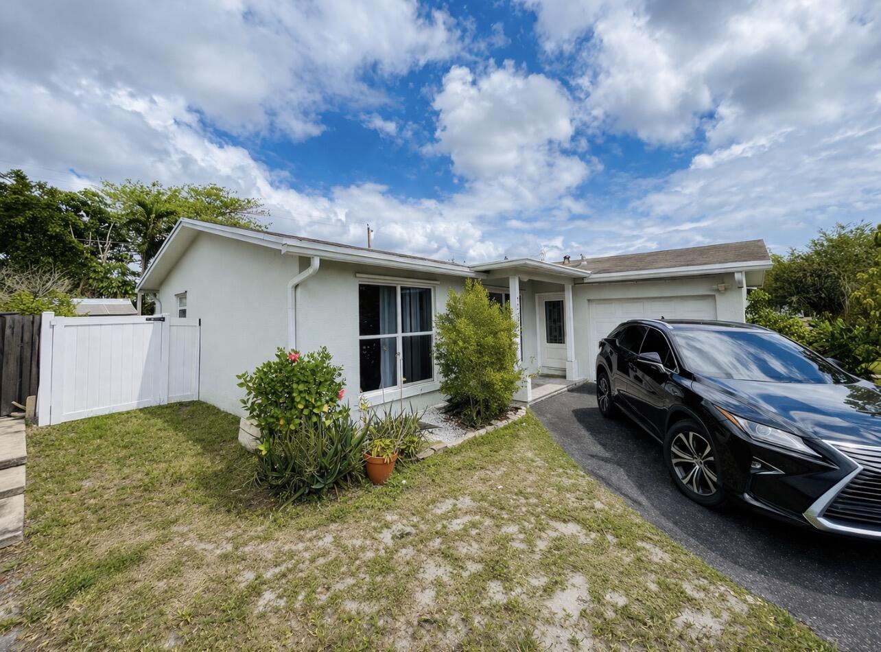 4BR – SingleFamilyResidence at 11361 NW 32nd Place