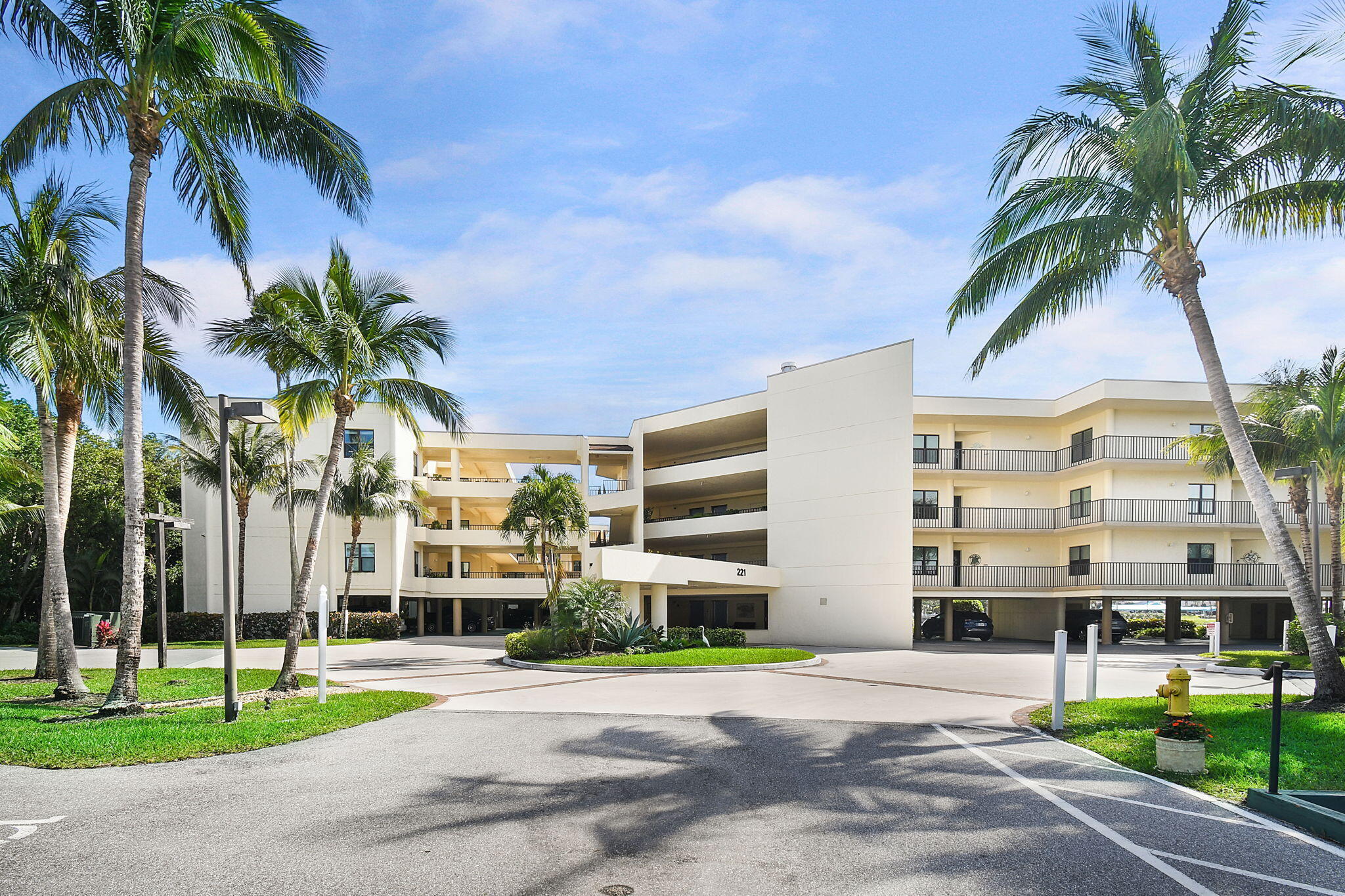2BR – Condominium at 221 NE Plantation Road #316