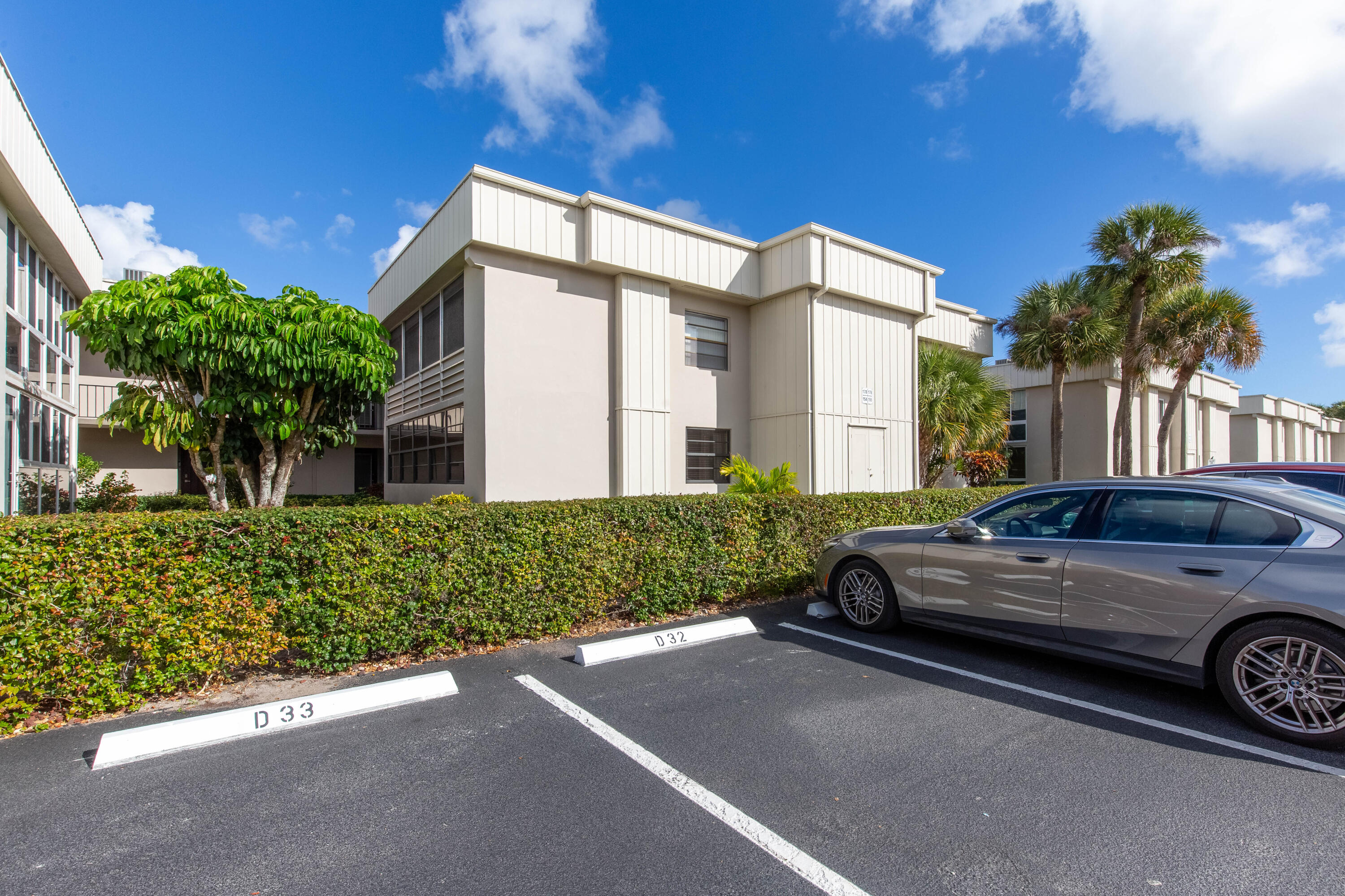 1BR – Condominium at 154 Capri #D