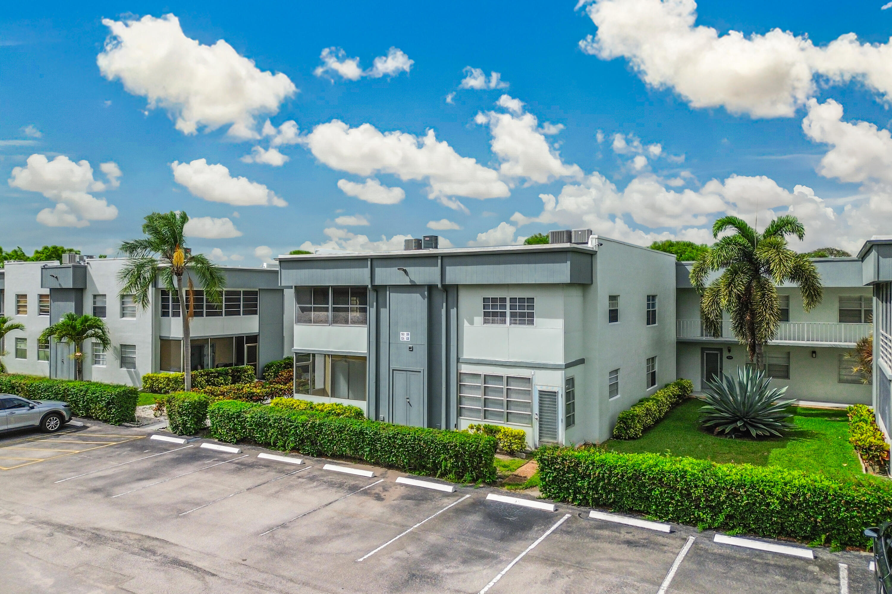 1BR – Condominium at 560 Capri