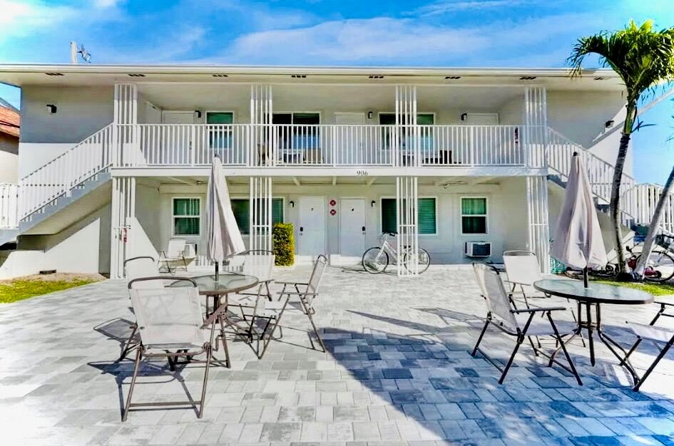 2BR – Apartment at 906 N Riverside Drive #1-9