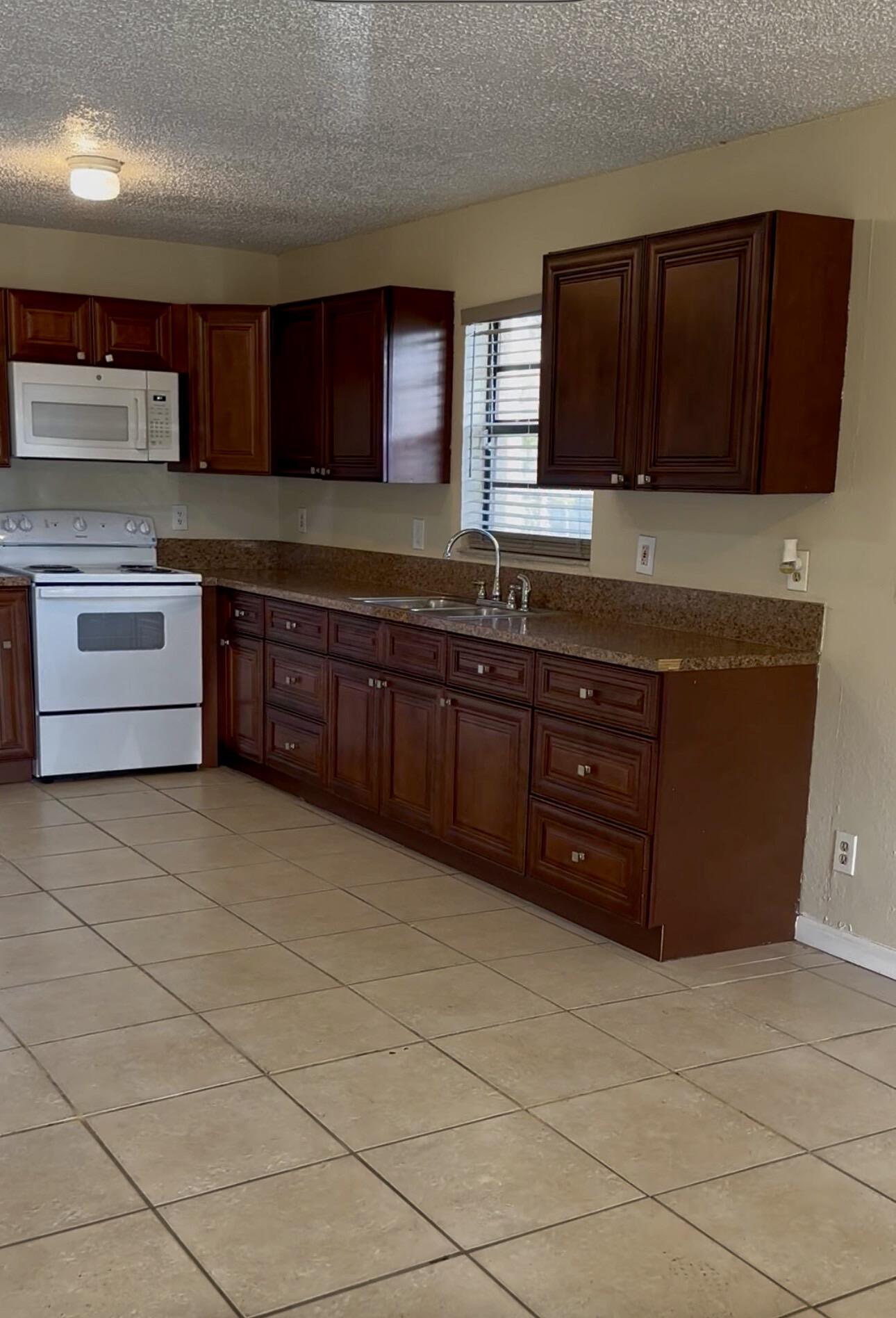 2BR – Apartment at 50 NW 8th Avenue #2