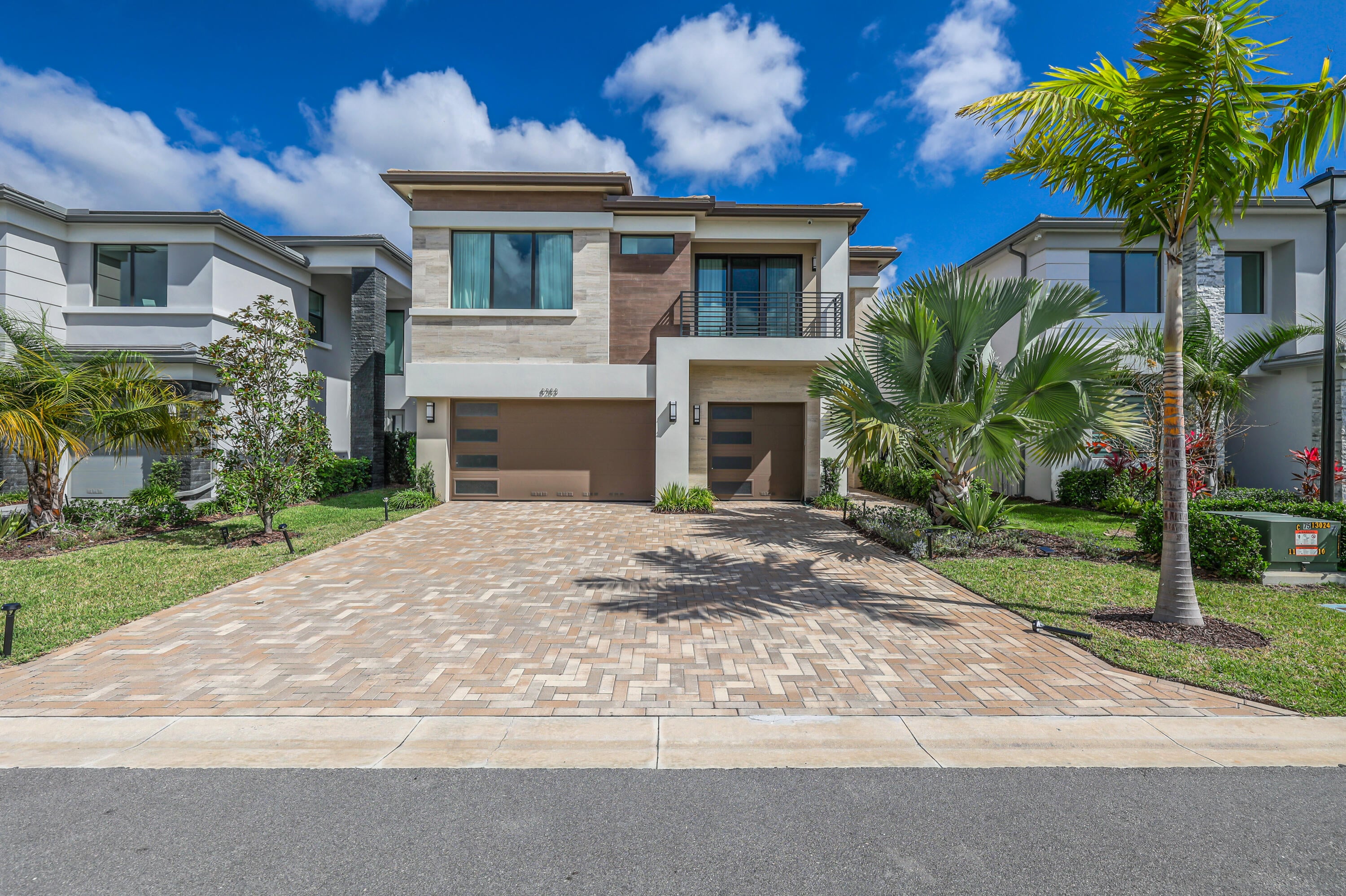 5BR – SingleFamilyResidence at 8283 Royal County Down Road