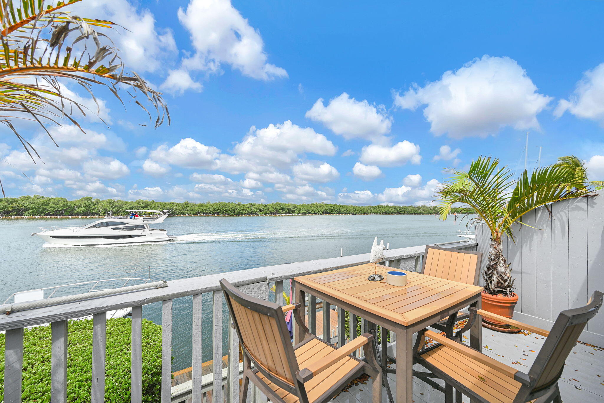 1BR – Townhouse at 1800 N Ocean Drive #204