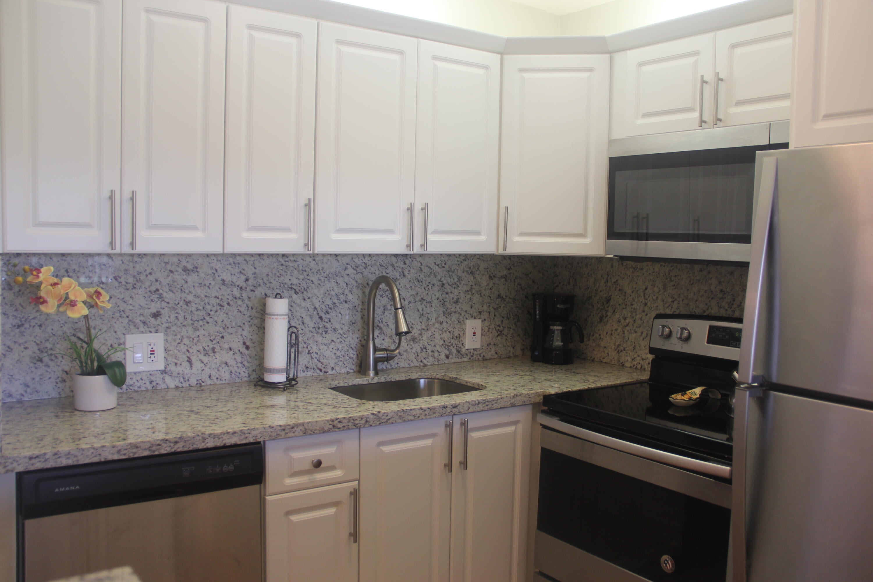 1BR – Condominium at 454 Fanshaw K
