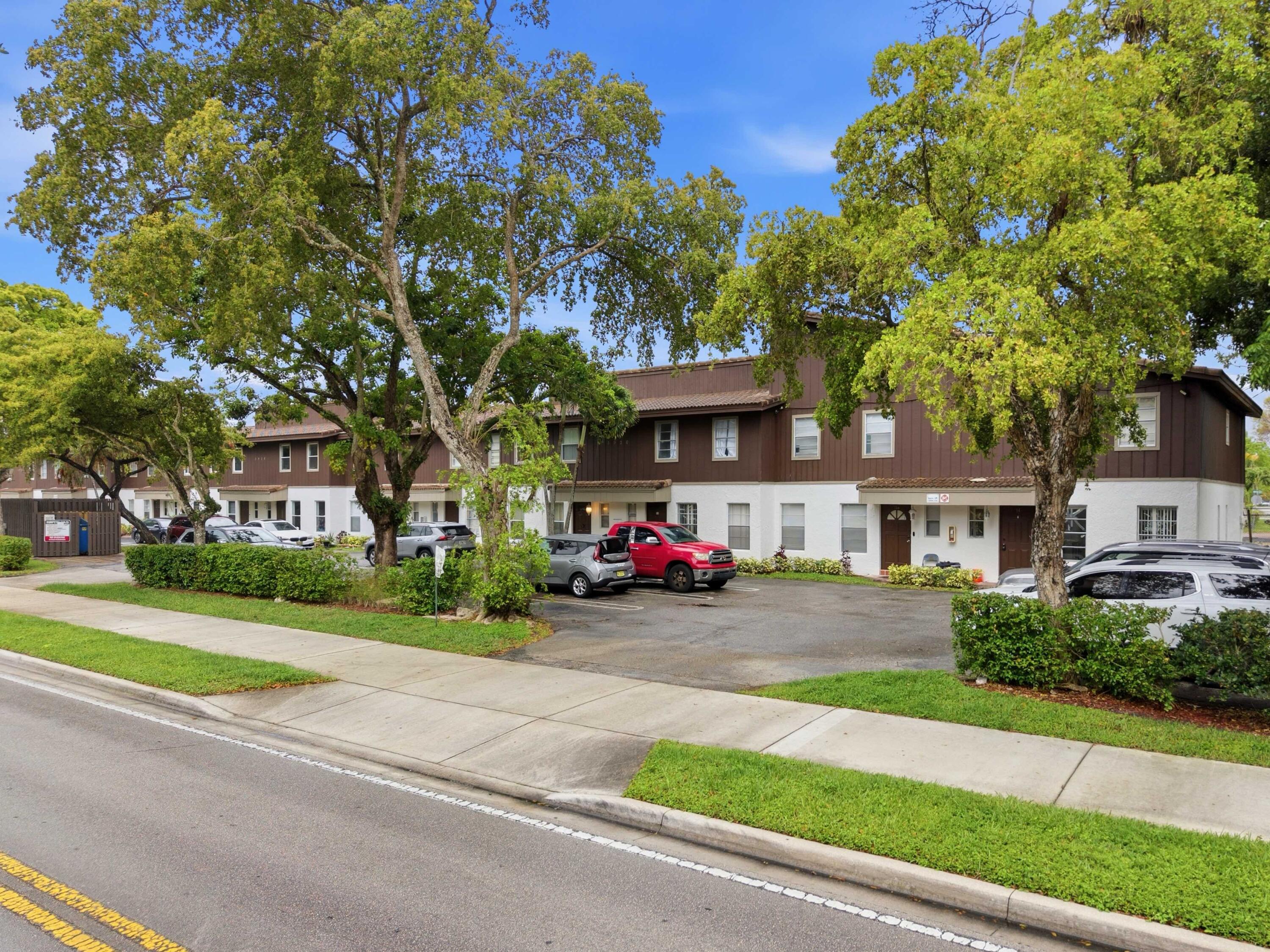3BR – Condominium at 3920 Woodside Drive #Apt 11