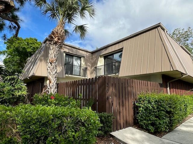 2BR – Townhouse at 304 Miramar Lane #C4