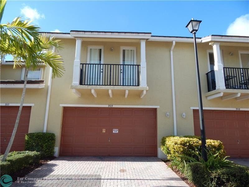 3BR – Townhouse at 4720 Mimosa Place #909