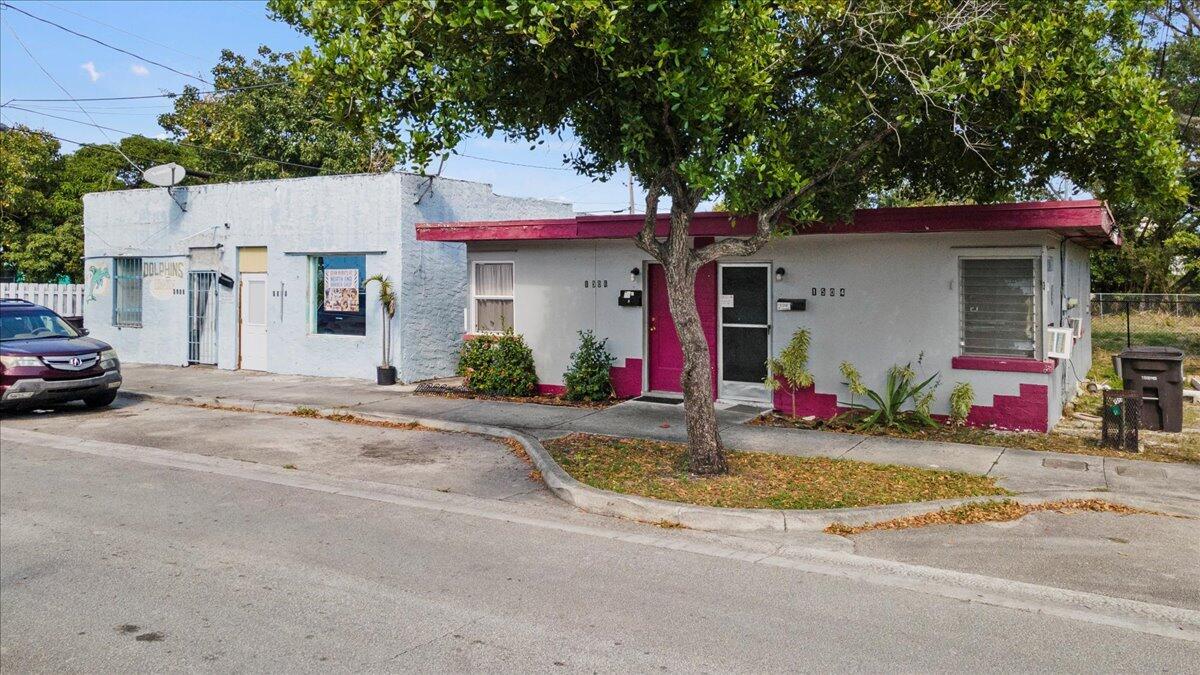 4BR – SingleFamilyResidence at 1504 N Sapodilla Avenue
