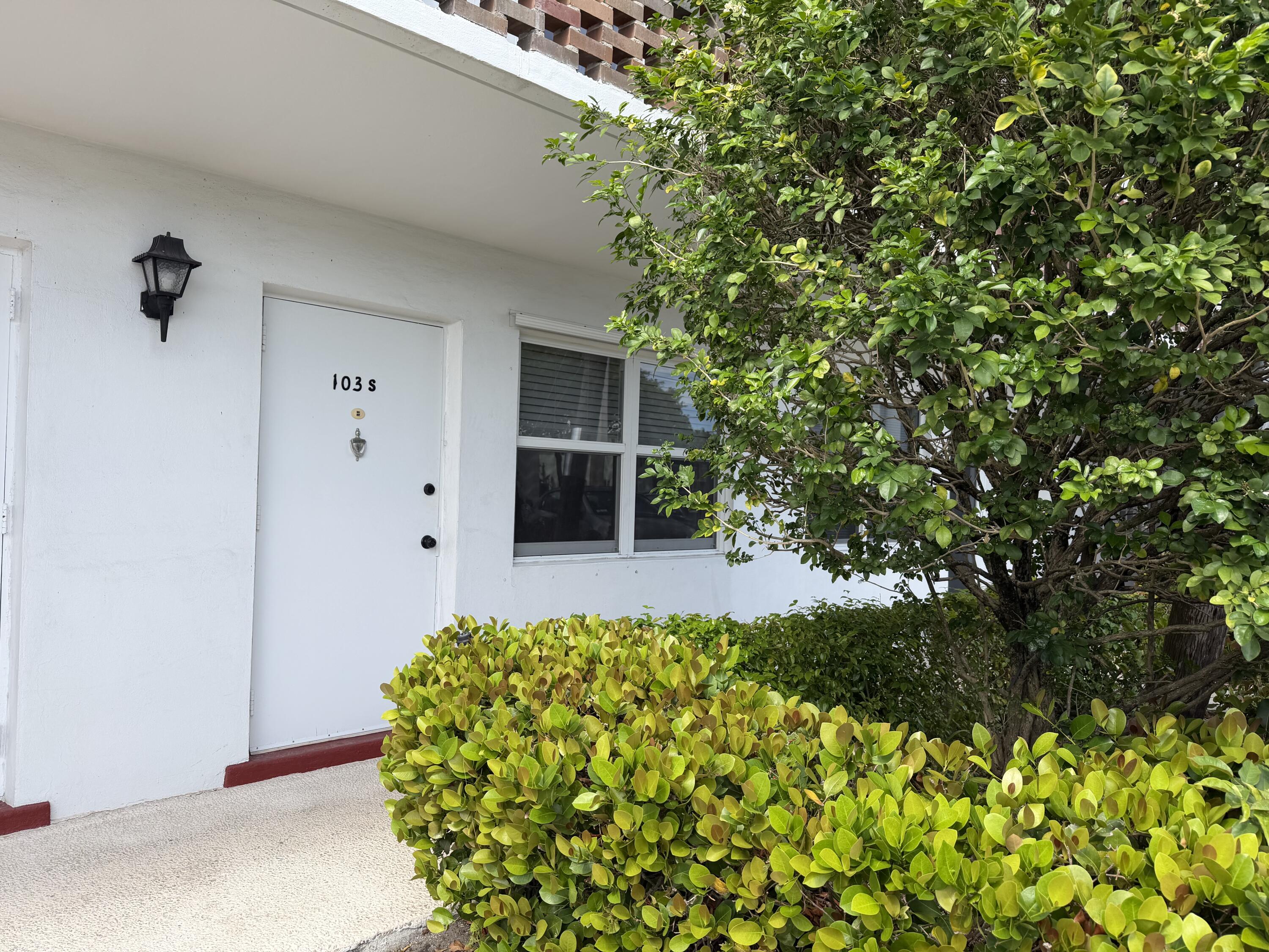 1BR – Condominium at 2050 NE 39th Street NE #S103