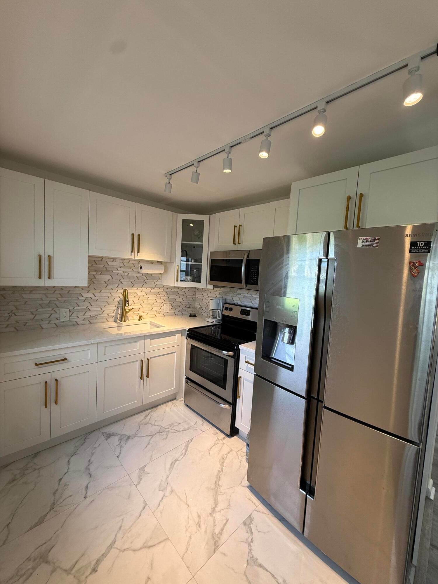 2BR – Condominium at 389 Fanshaw #389