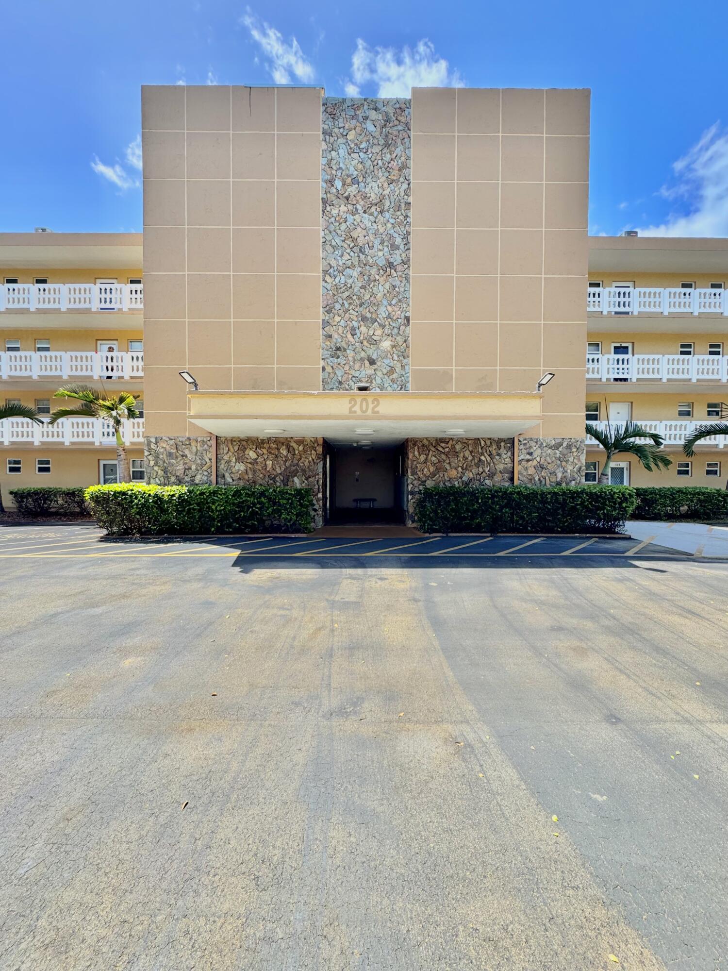 1BR – Condominium at 202 SE 10th Street #105