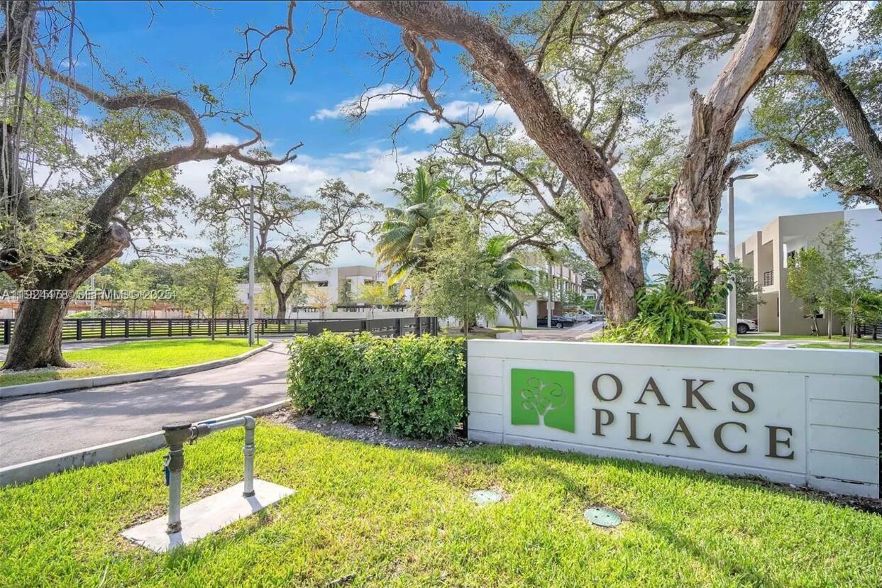 3BR – Townhouse at 4189 N Oak Place