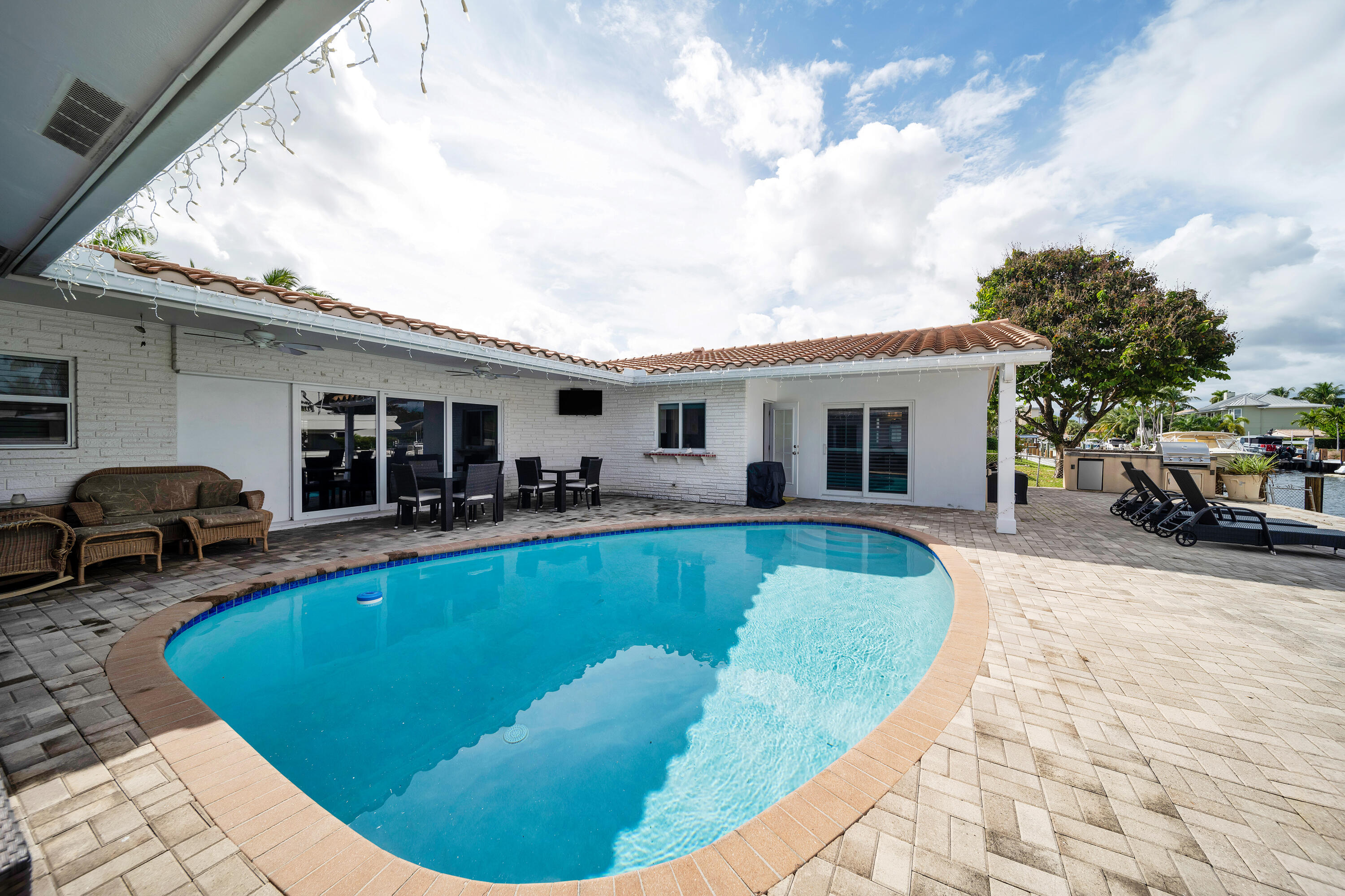 4BR – SingleFamilyResidence at 2401 SE 8th Court