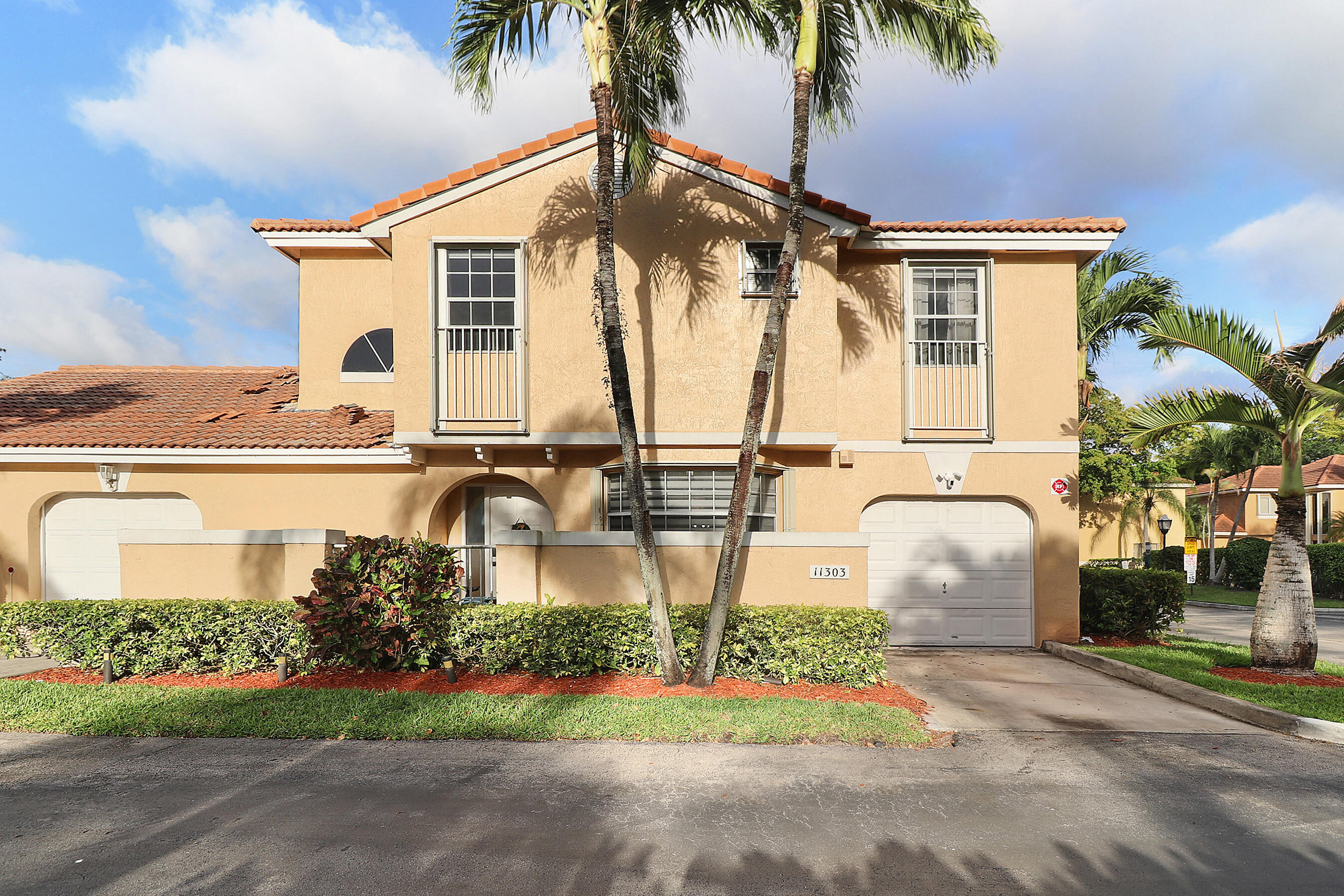 3BR – Townhouse at 11303 Lakeview Drive #8-m