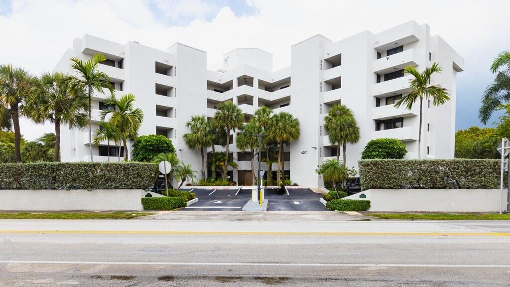 2BR – Condominium at 4201 N Ocean Drive #402