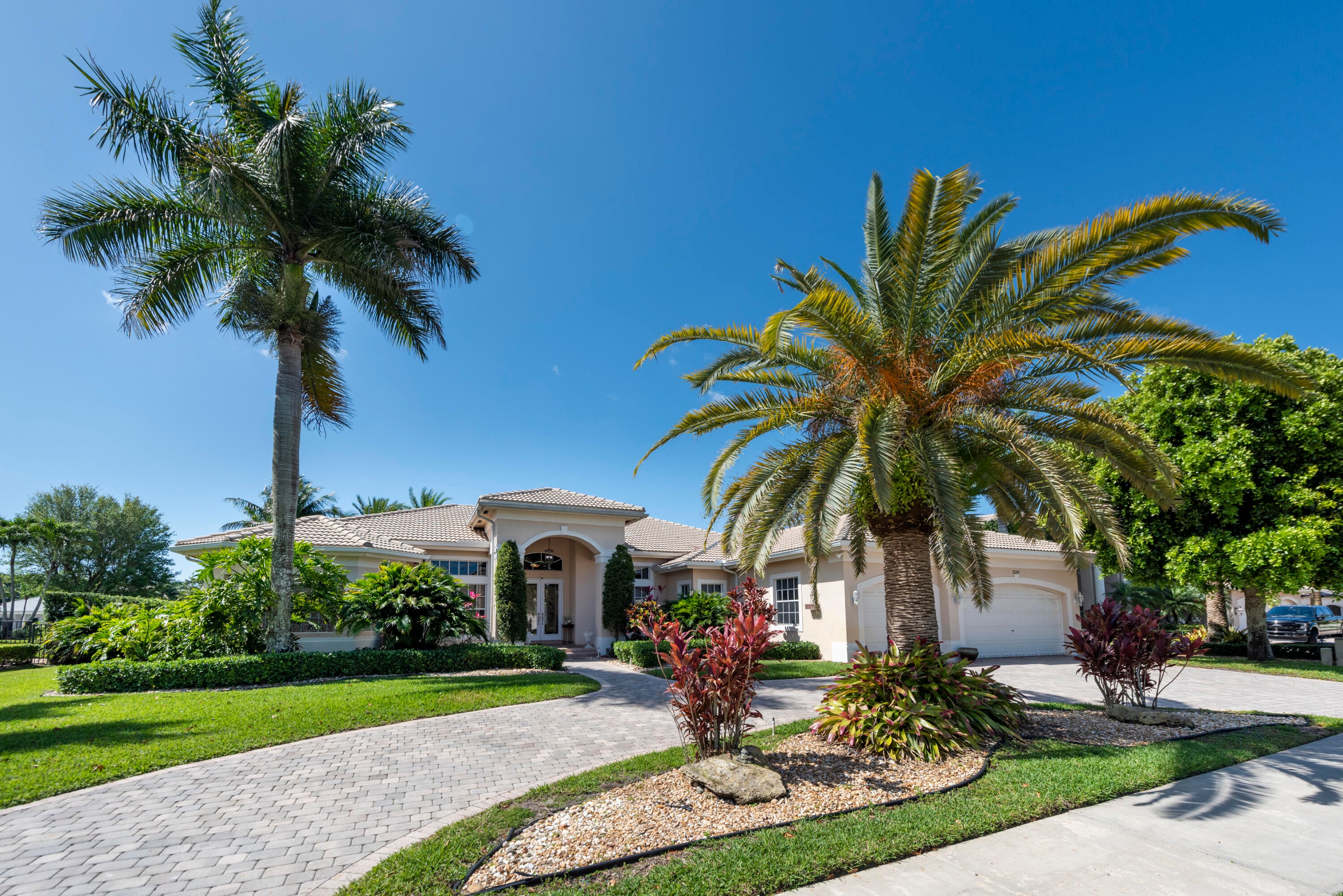 5BR – SingleFamilyResidence at 15234 SW 40th Street