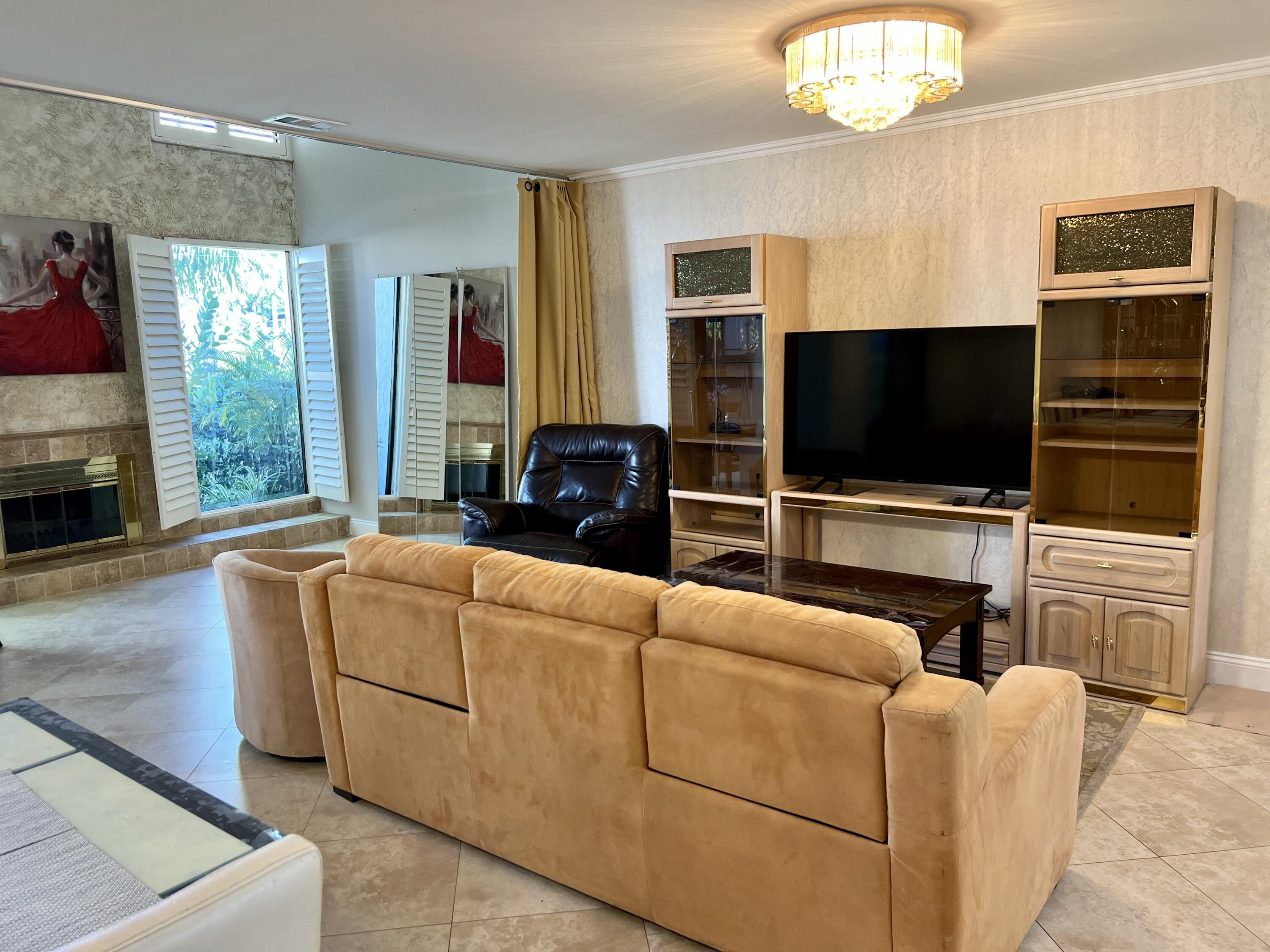 3BR – Townhouse at 6075 Glendale Drive